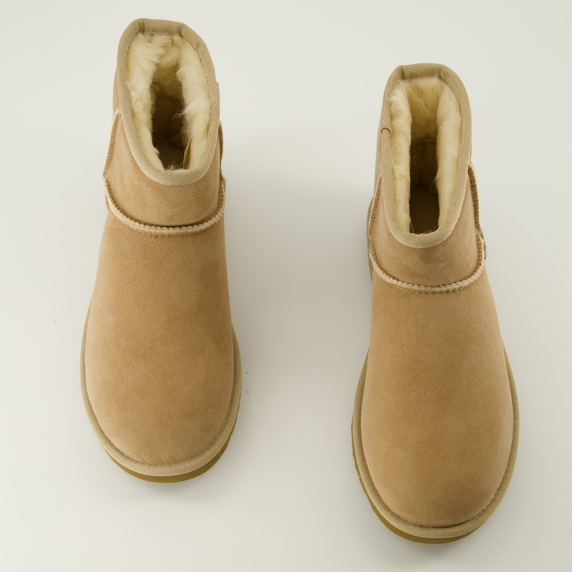 Image de l'article Bottines Classic Mini II beige de la marque Ugg pour Femme - Saison Printemps-Été 2026 - Vue de dessus paire de chaussure