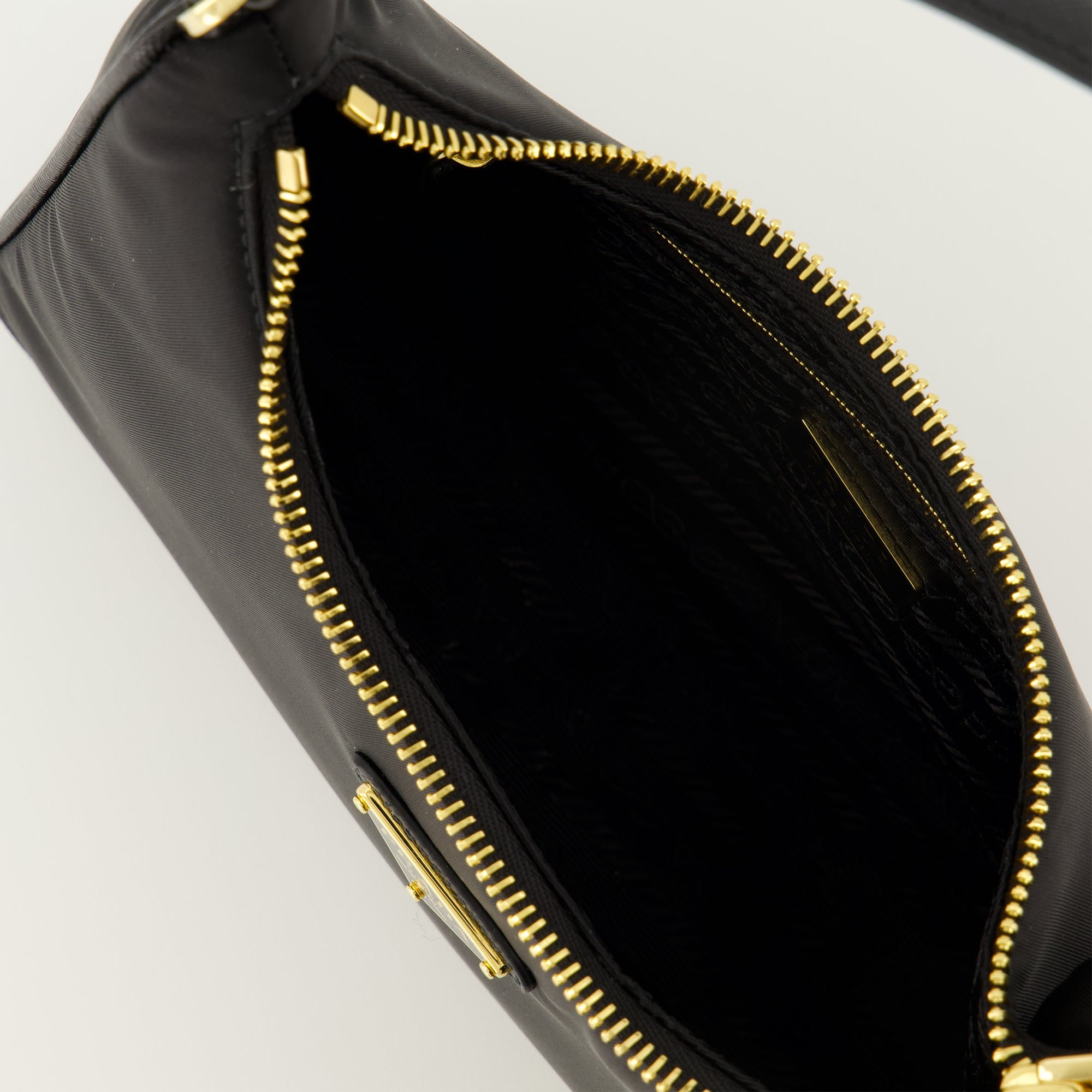 Image de l'article Mini sac Re-Edition 2005 noir de la marque Prada pour Femme - Saison Printemps-Été 2026 - Vue détaillée_3