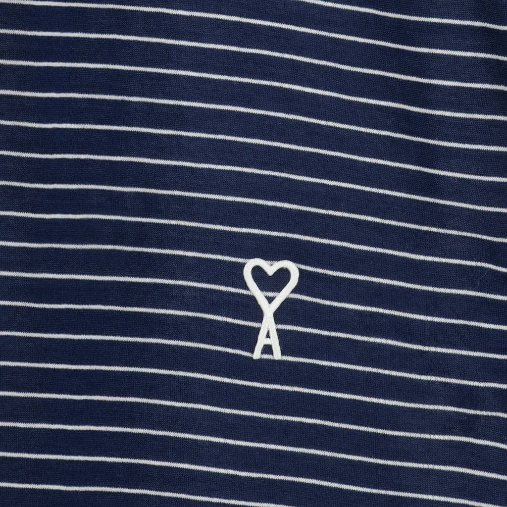 Imagen del artículo camiseta de algodón a rayas azul marino de la marca Ami PARIS para hombres - Temporada Primavera-Verano 2026 - Vista Detallada 1