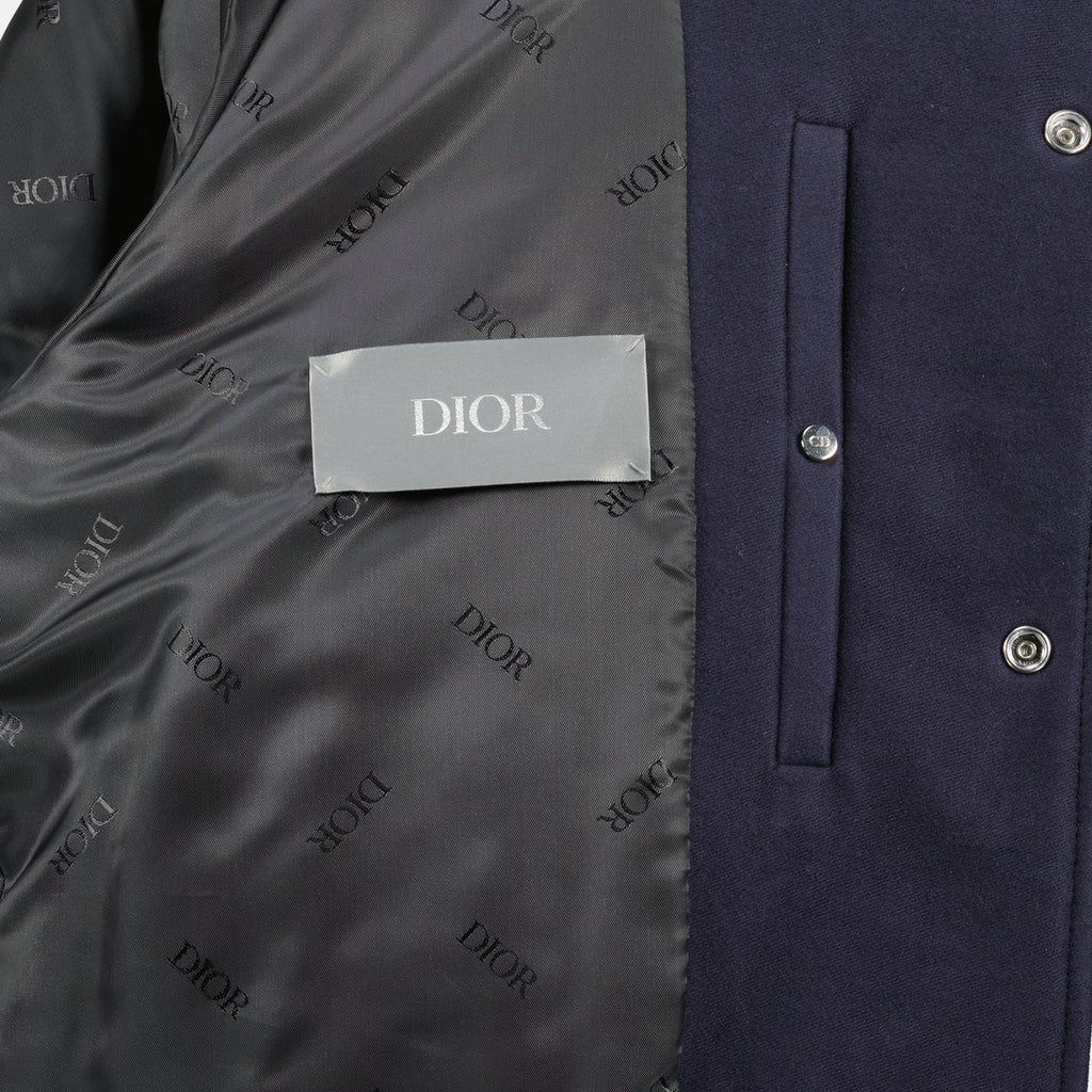 Immagine dell'articolo Giacca Varsity blu navy di Dior per Uomo - Stagione Primavera-Estate 2026 - Vista Dettagliata 2