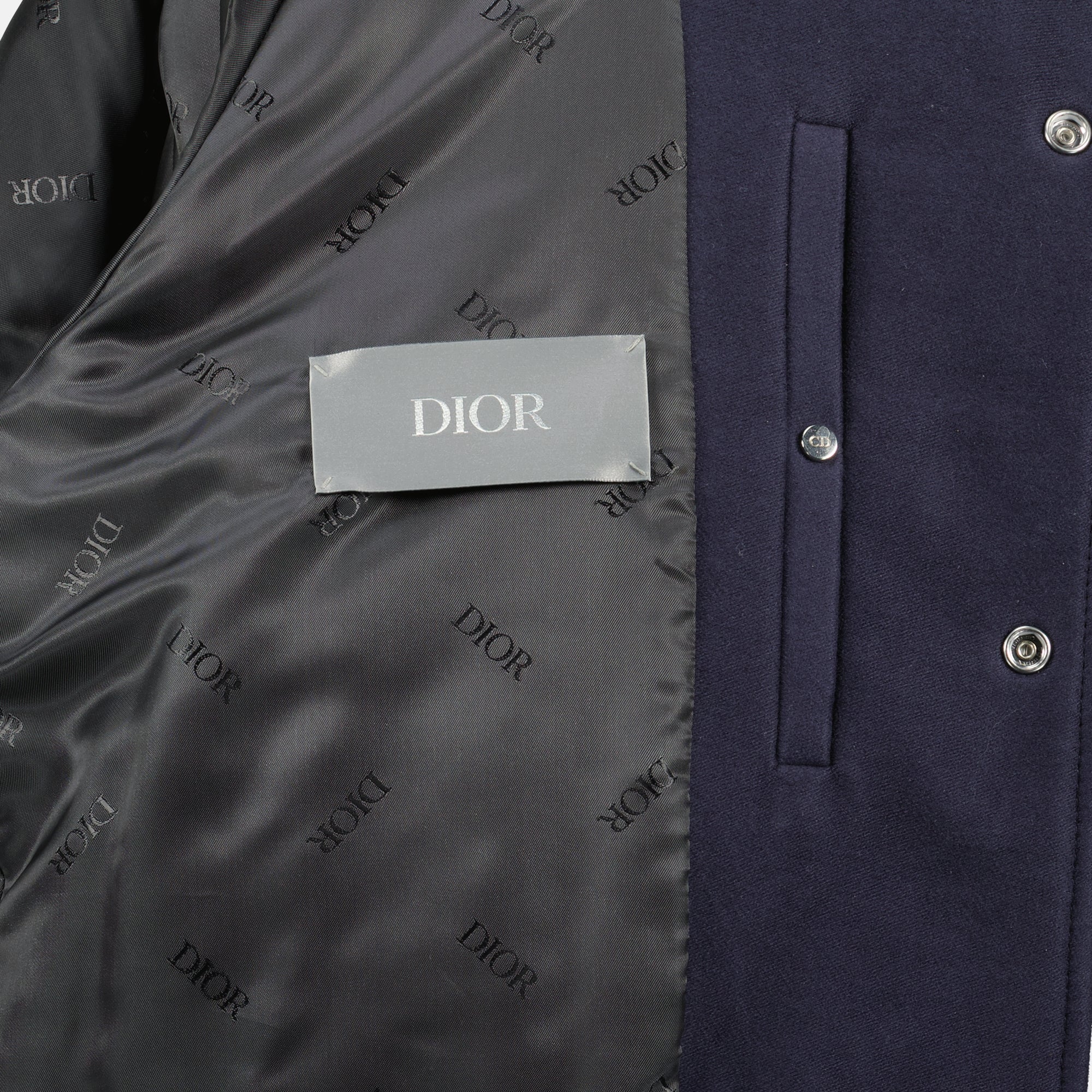 Immagine dell'articolo Giacca Varsity blu navy di Dior per Uomo - Stagione Primavera-Estate 2026 - Vista Dettagliata 2