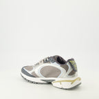 Image de l'article Baskets Pro-V-Dense taupe et gris argenté de la marque Diesel pour Homme - Saison Printemps-Été 2026 - Vue trois quarts arrière droite