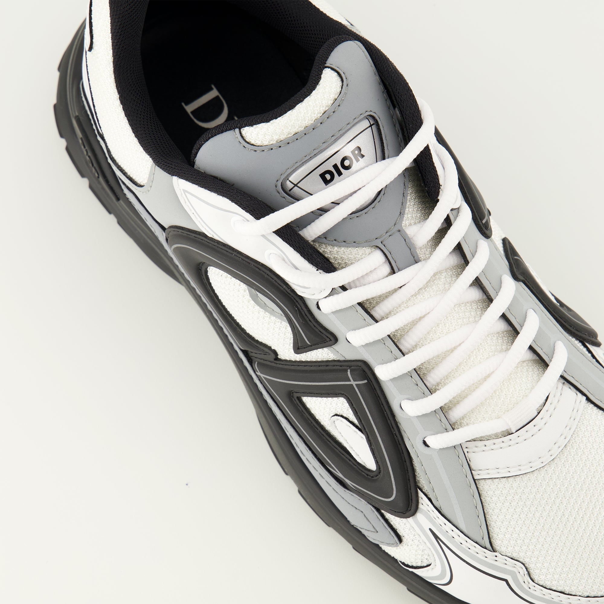 Bild der grauen Dior Herren B30 Sneakers - Frühjahr-Sommer 2026 - Detaillierte Draufsicht