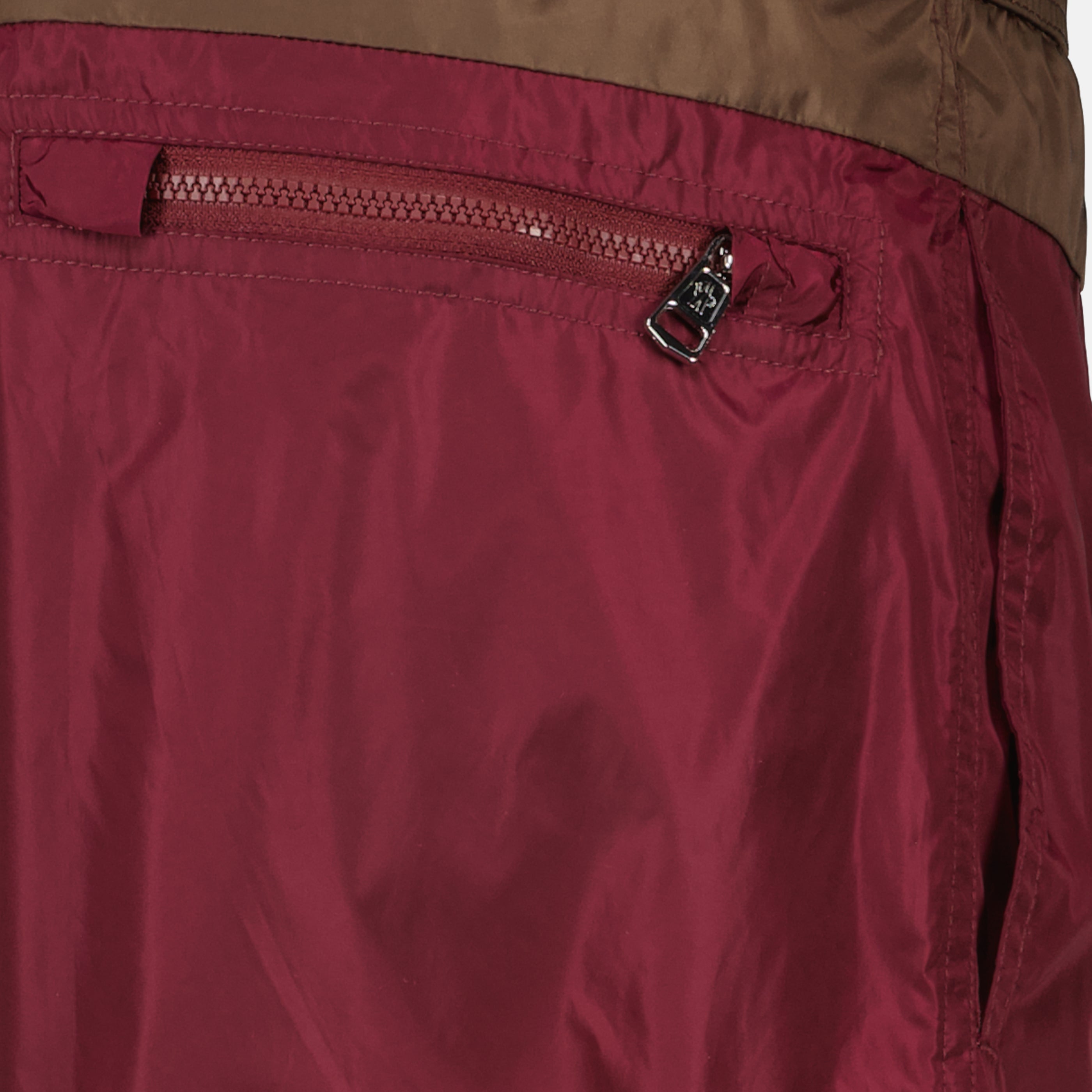 Image de l'article Short de bain bordeaux en nylon de la marque Moncler pour Homme - Saison Printemps-Été 2026 - Vue détaillée_2