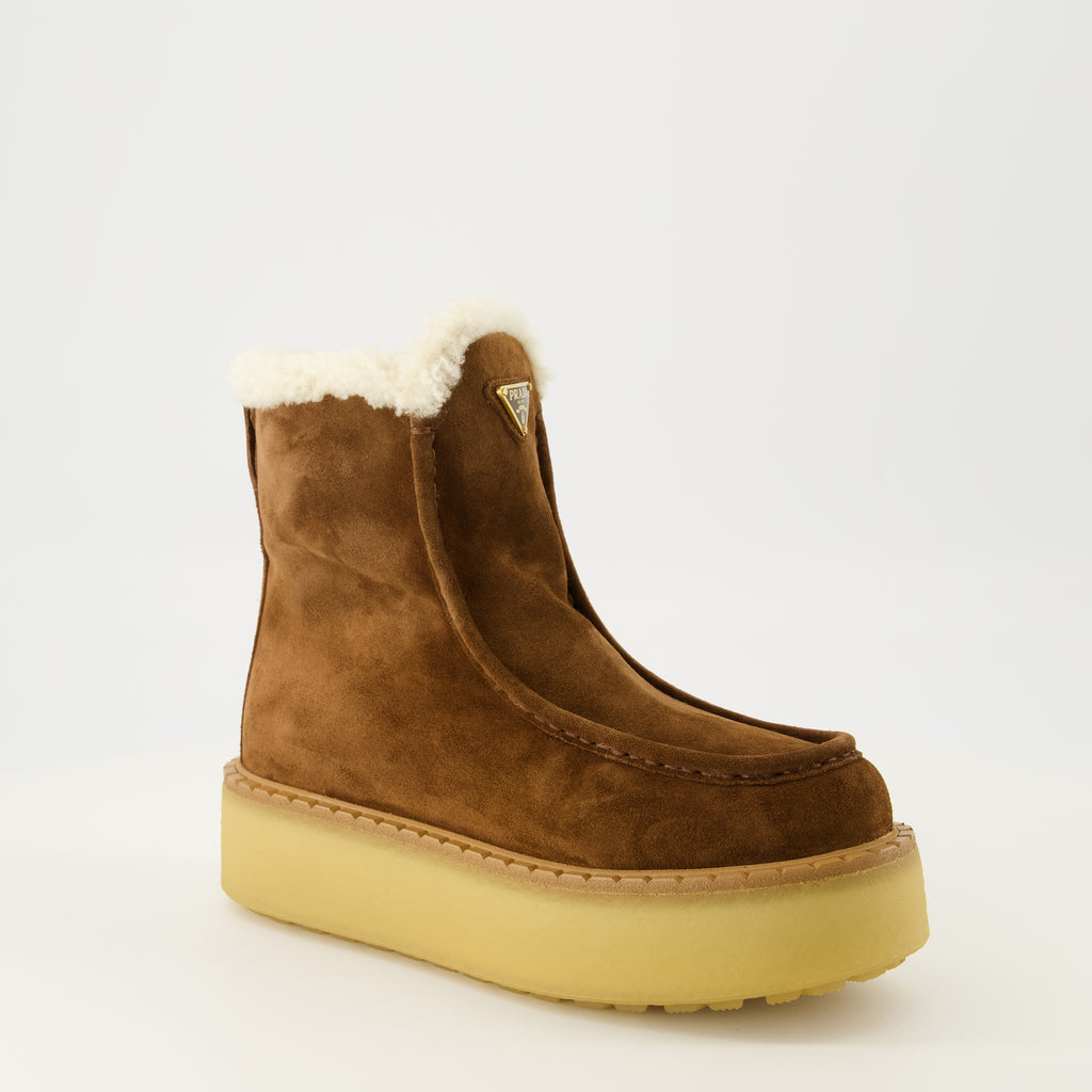 プラダのレディーススエードレザーアンクルブーツの画像 - 2025年秋冬シーズン - 右前方三角ビューポイント