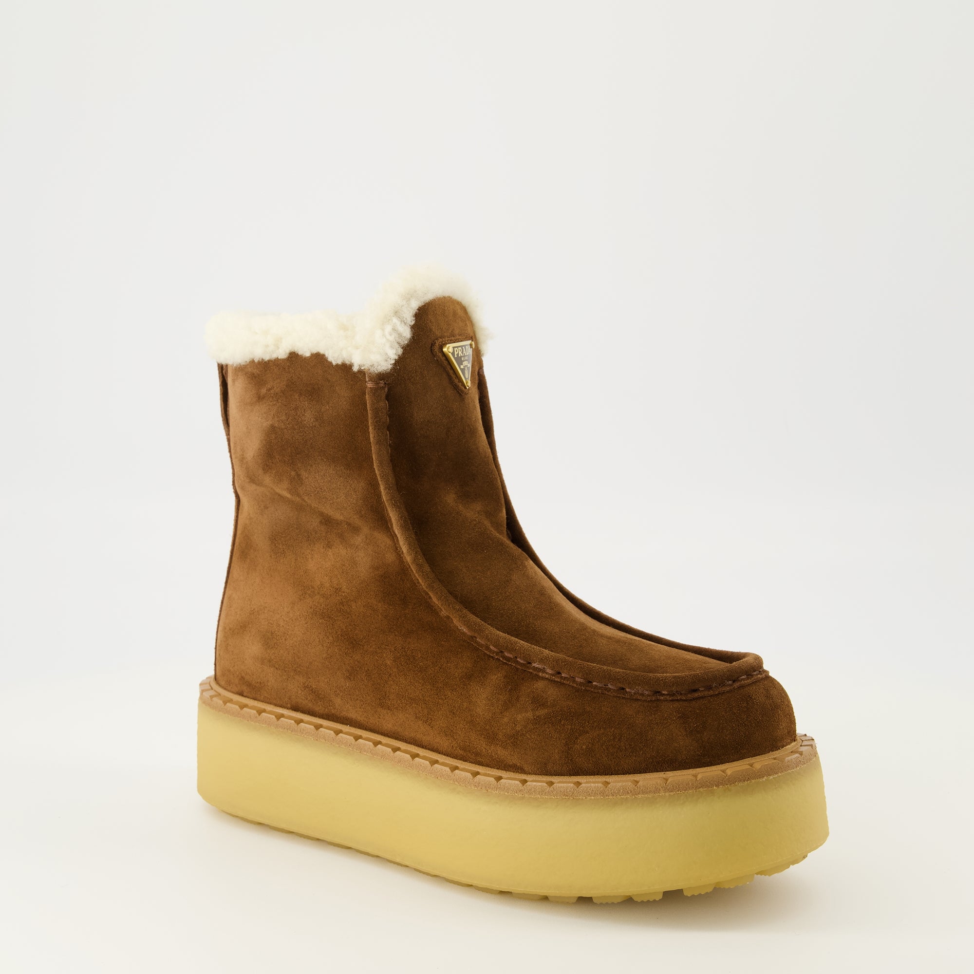 Image de l'article Bottines en cuir suède de la marque Prada pour Femme - Saison Automne-Hiver 2025 - Vue trois quarts avant droite