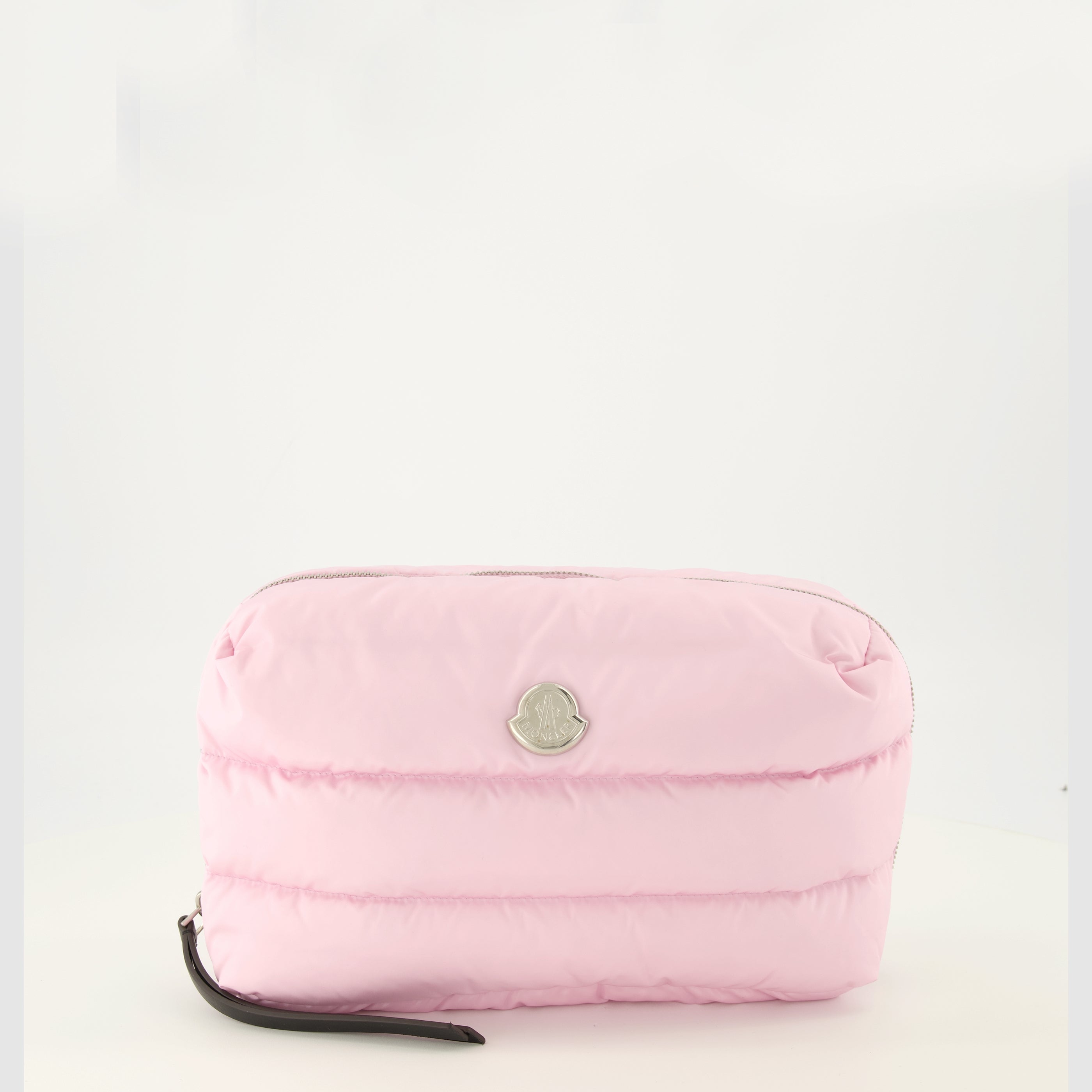 Imagem da bolsa de nylon rosa Caradoc da marca Moncler para Mulheres - Coleção Primavera-Verão 2026 - Vista Frontal
