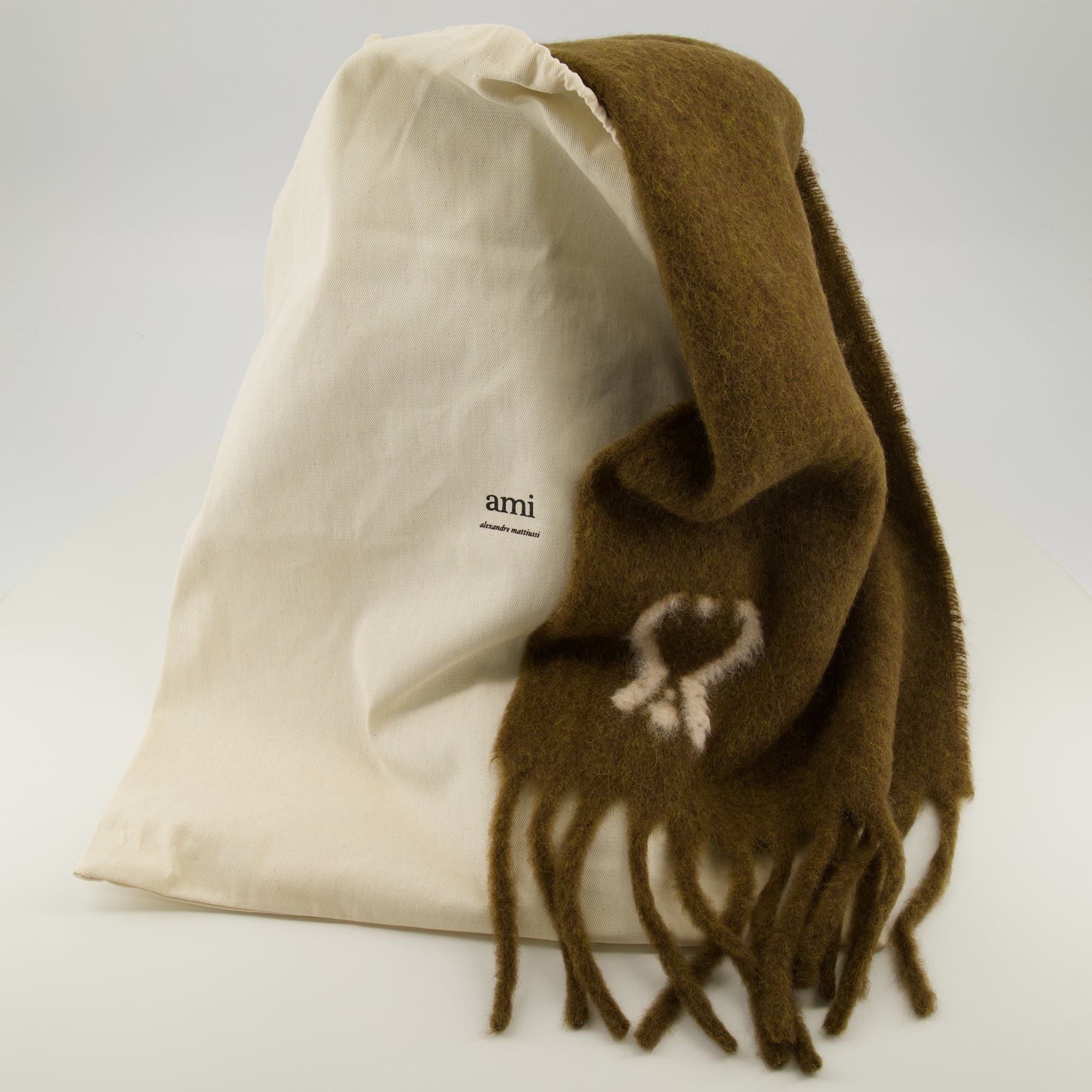 Image de l'article Écharpe Ami de coeur de la marque Ami PARIS pour Unisex - Saison Automne-Hiver 2025 - Vue détaillée_3