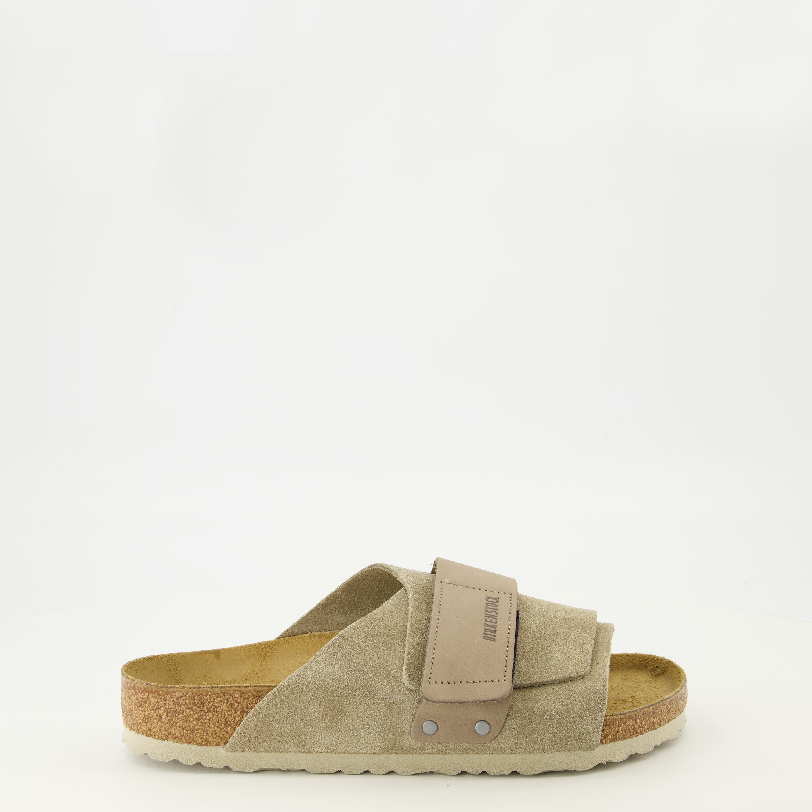 Image de l'article Sandales Kyoto beige en cuir suède de la marque Birkenstock pour Unisex - Saison Printemps-Été 2026 - Vue latérale droite