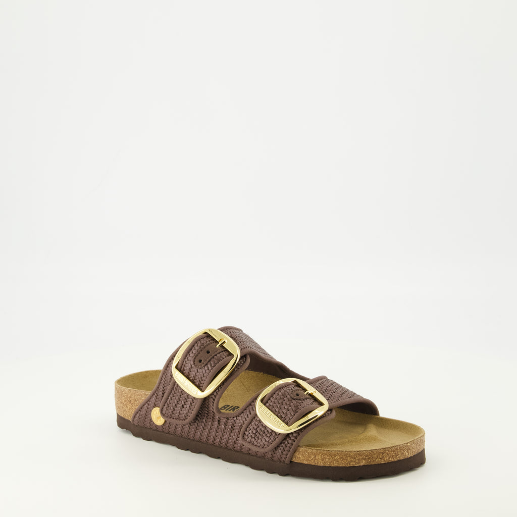 Image de l'article Sandales Arizona Big Buckle en raphia marron de la marque Birkenstock pour Femme - Saison Printemps-Été 2026 - Vue trois quarts avant droite