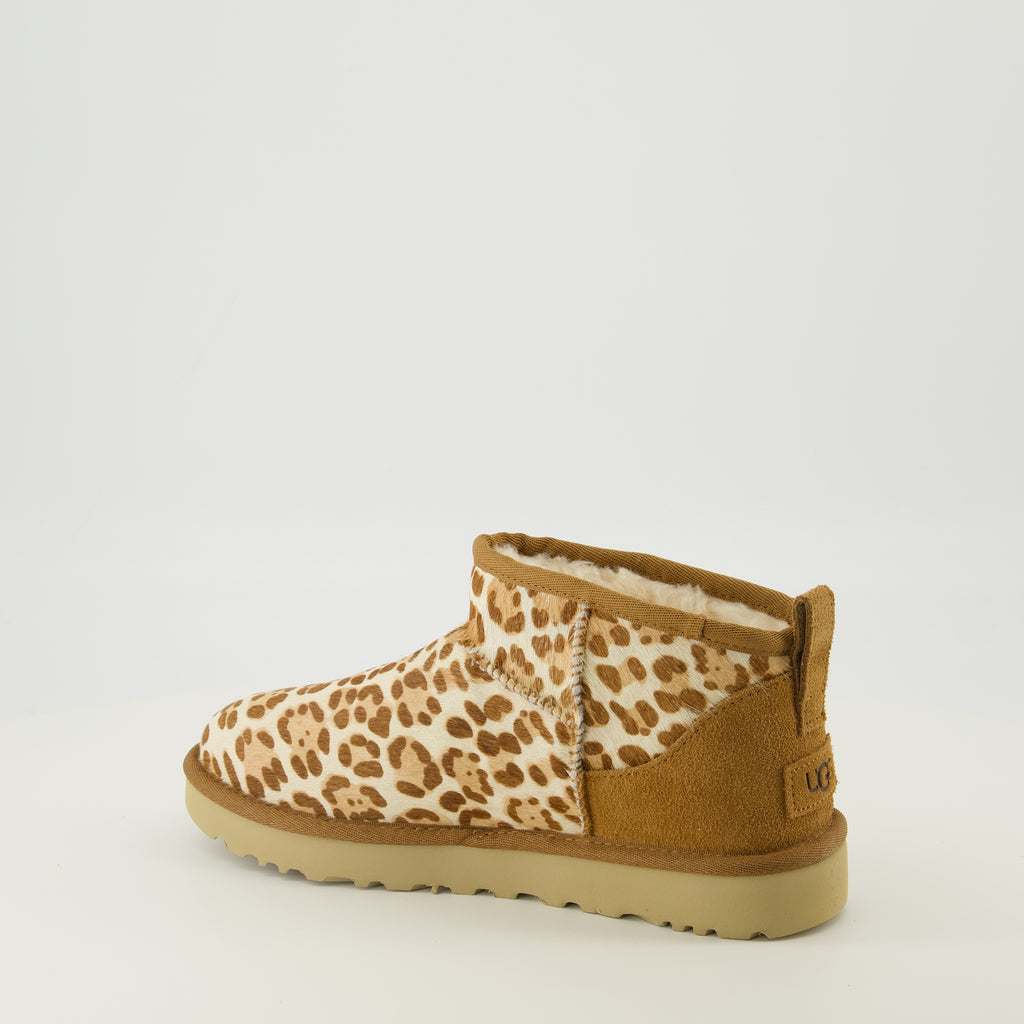 Image de l'article Bottines Classic Ultra Mini II léopard de la marque Ugg pour Femme - Saison Printemps-Été 2026 - Vue trois quarts arrière droite