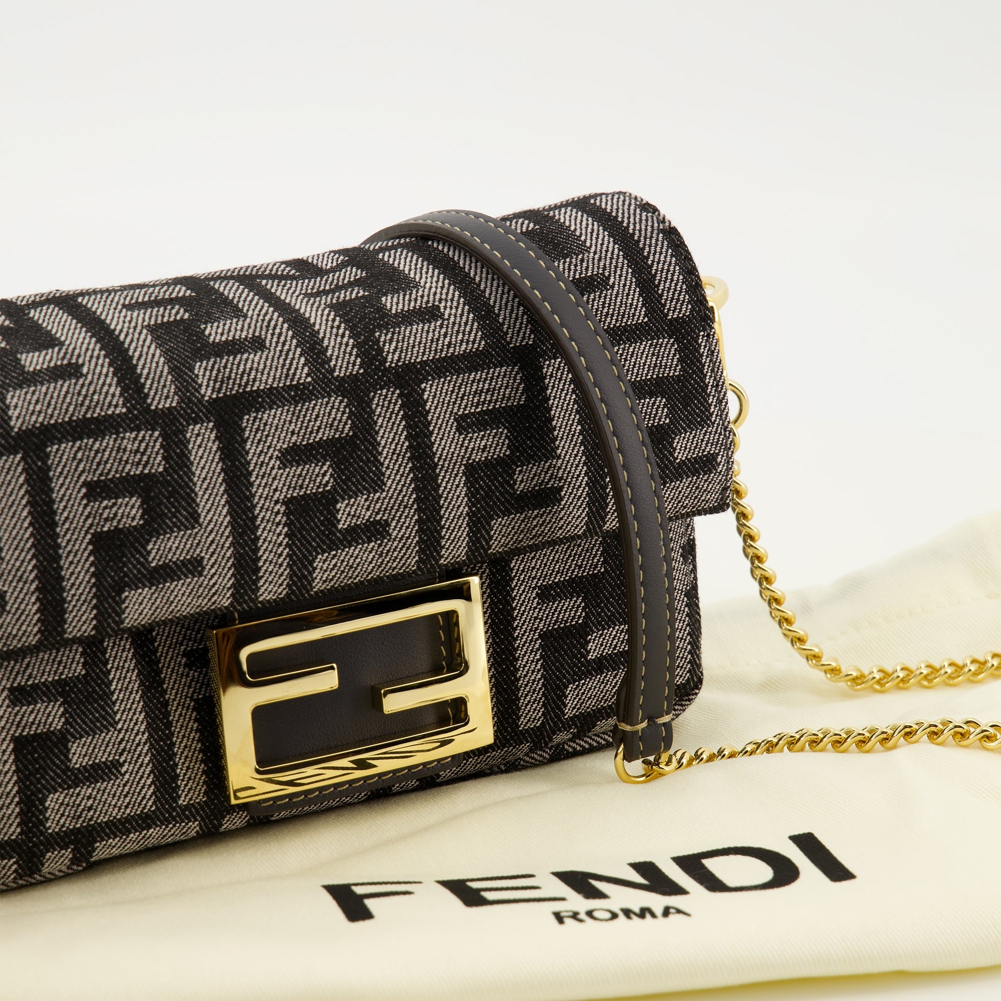 Imagen del bolso mini Baguette en denim FF de la marca Fendi para Mujer - Temporada Otoño-Invierno 2025 - Vista Detallada_2