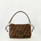 Imagem da bolsa Mamma Baguette em veludo castanho da marca Fendi para Mulheres - Outono/Inverno 2025 - Vista Frontal