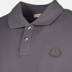 Immagine dell'articolo Polo in cotone grigio con logo Moncler per Uomo - Collezione Primavera-Estate 2026 - Vista Dettagliata 1