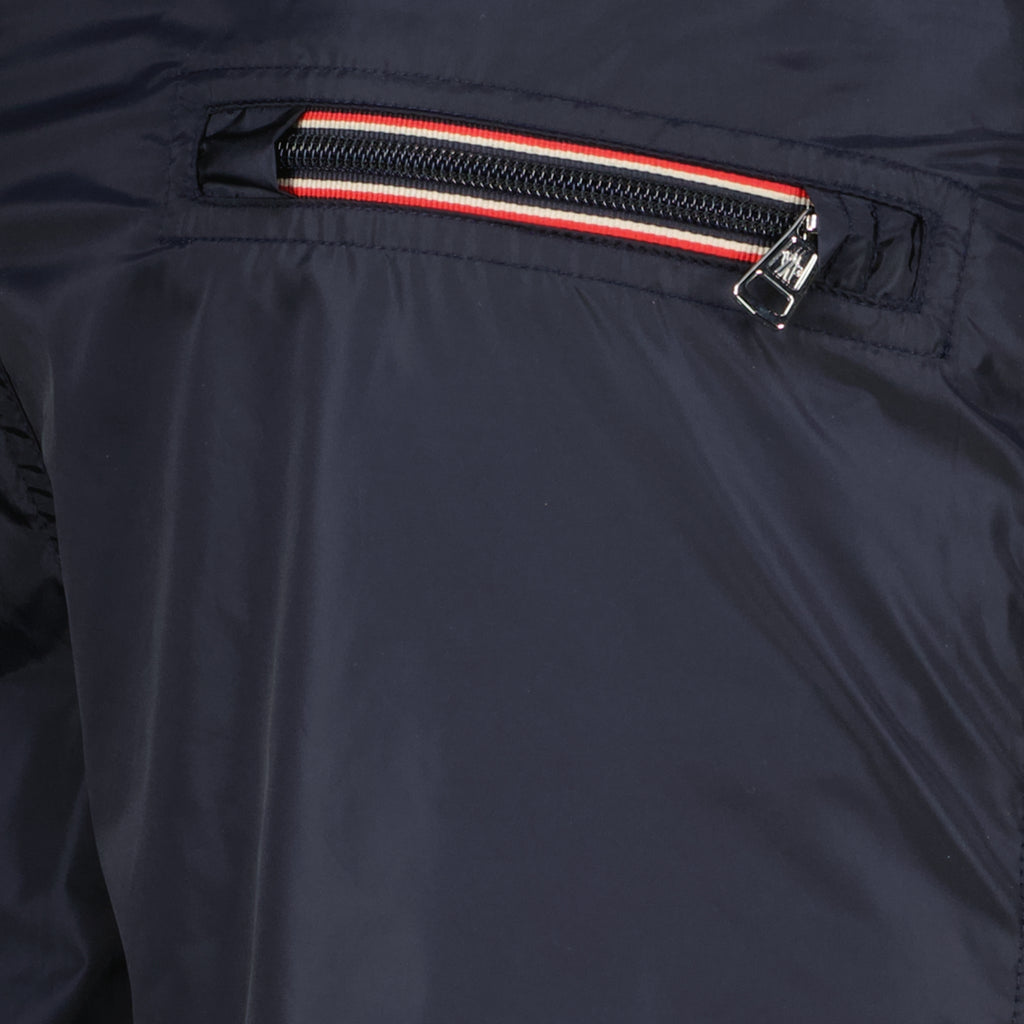 Imagen del bañador azul con logo negro de la marca Moncler para Hombre - Temporada Primavera-Verano 2026 - Vista Detallada 2