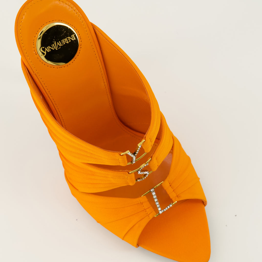 Immagine delle mules con tacco Emilie arancioni del marchio Saint Laurent per Donna - Collezione Primavera-Estate 2026 - Vista superiore dettagliata