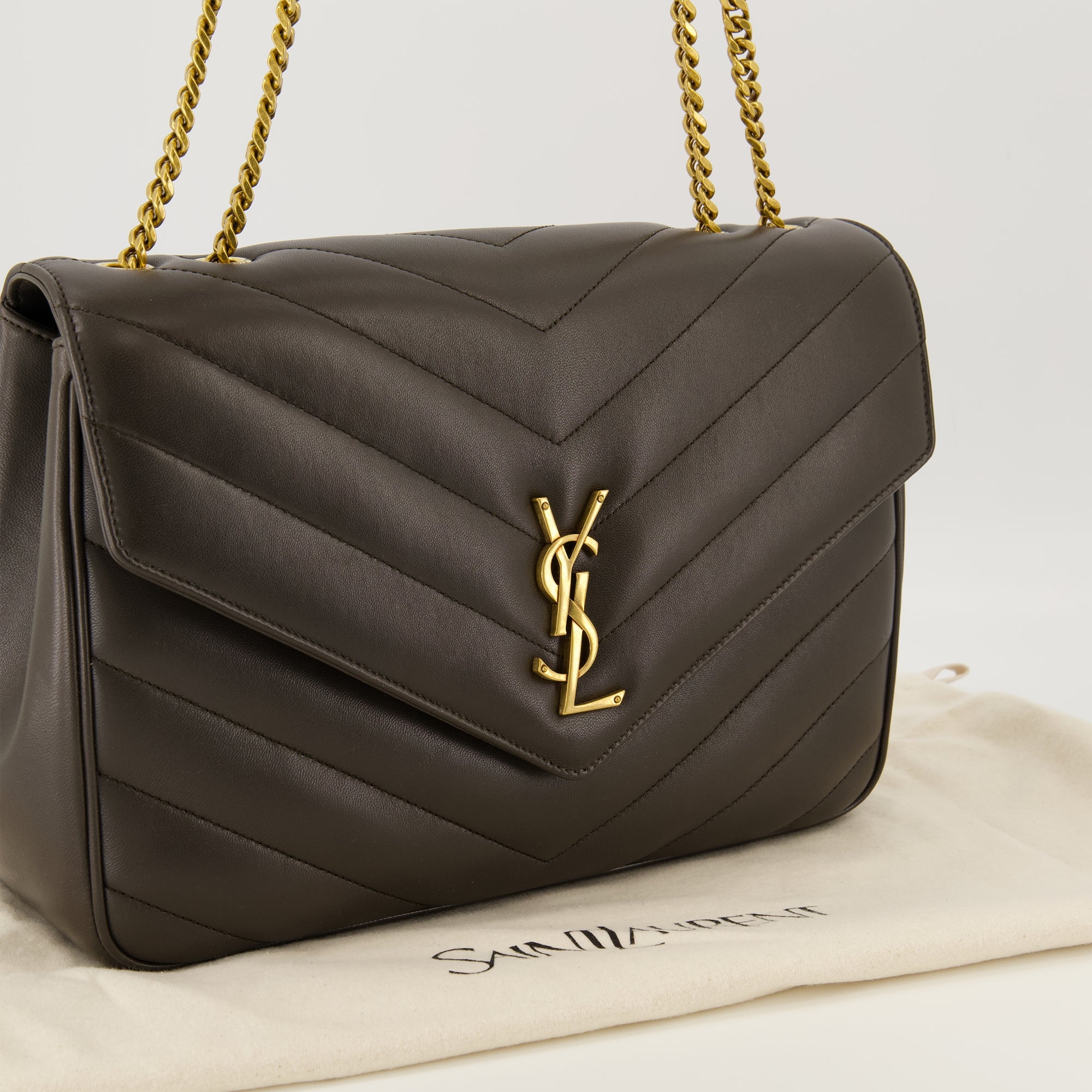 Bild der großen Loulou-Tasche der Marke Saint Laurent für Frauen - Herbst-Winter 2025 - Detaillierte Ansicht_2