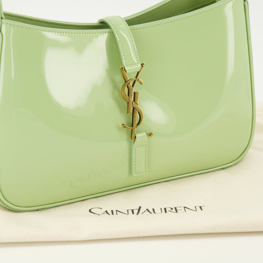 Image de l'article Sac Le 5 à 7 en cuir verni bleu de la marque Saint Laurent pour Femme - Saison Printemps-Été 2026 - Vue détaillée_2