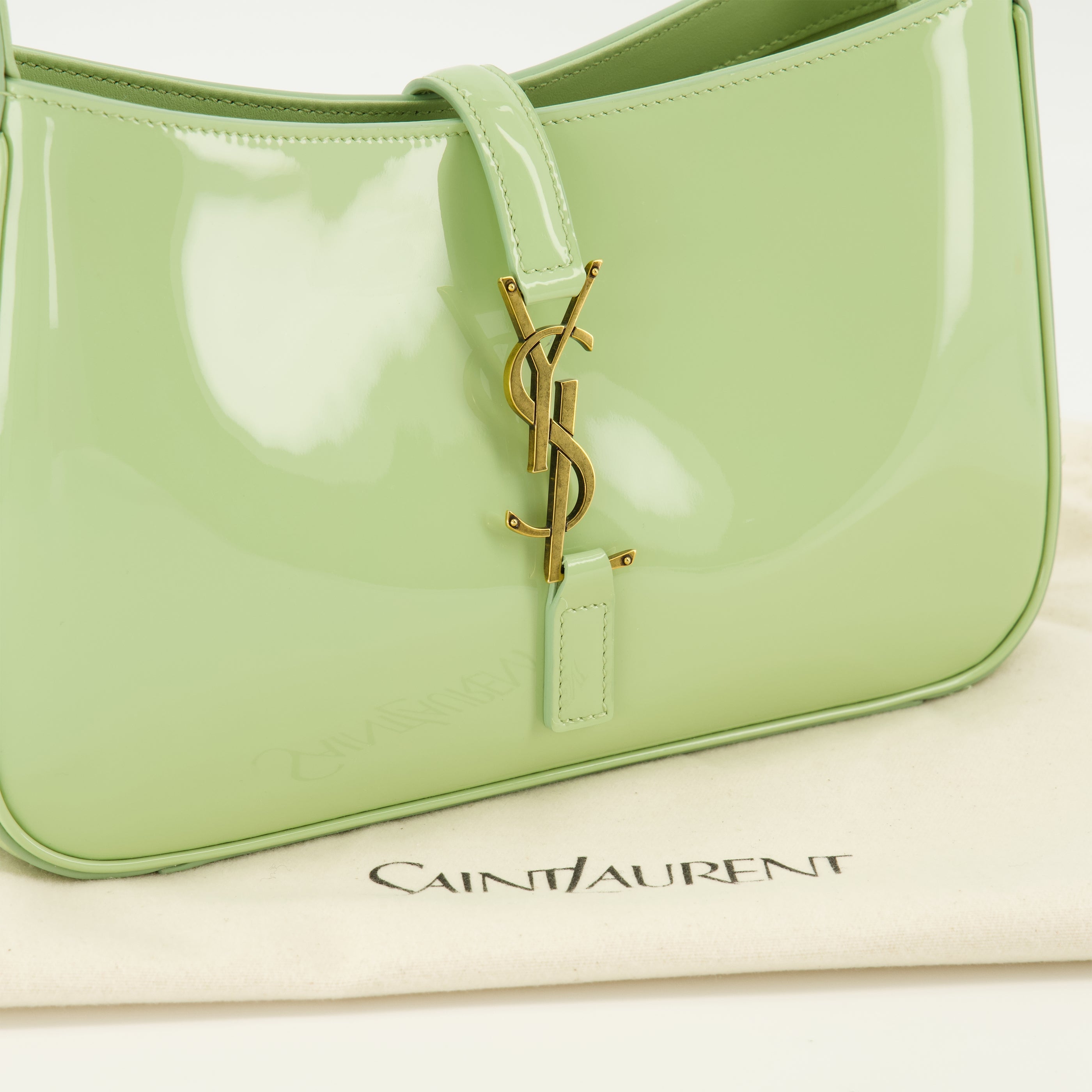 Image de l'article Sac Le 5 à 7 en cuir verni bleu de la marque Saint Laurent pour Femme - Saison Printemps-Été 2026 - Vue détaillée_2