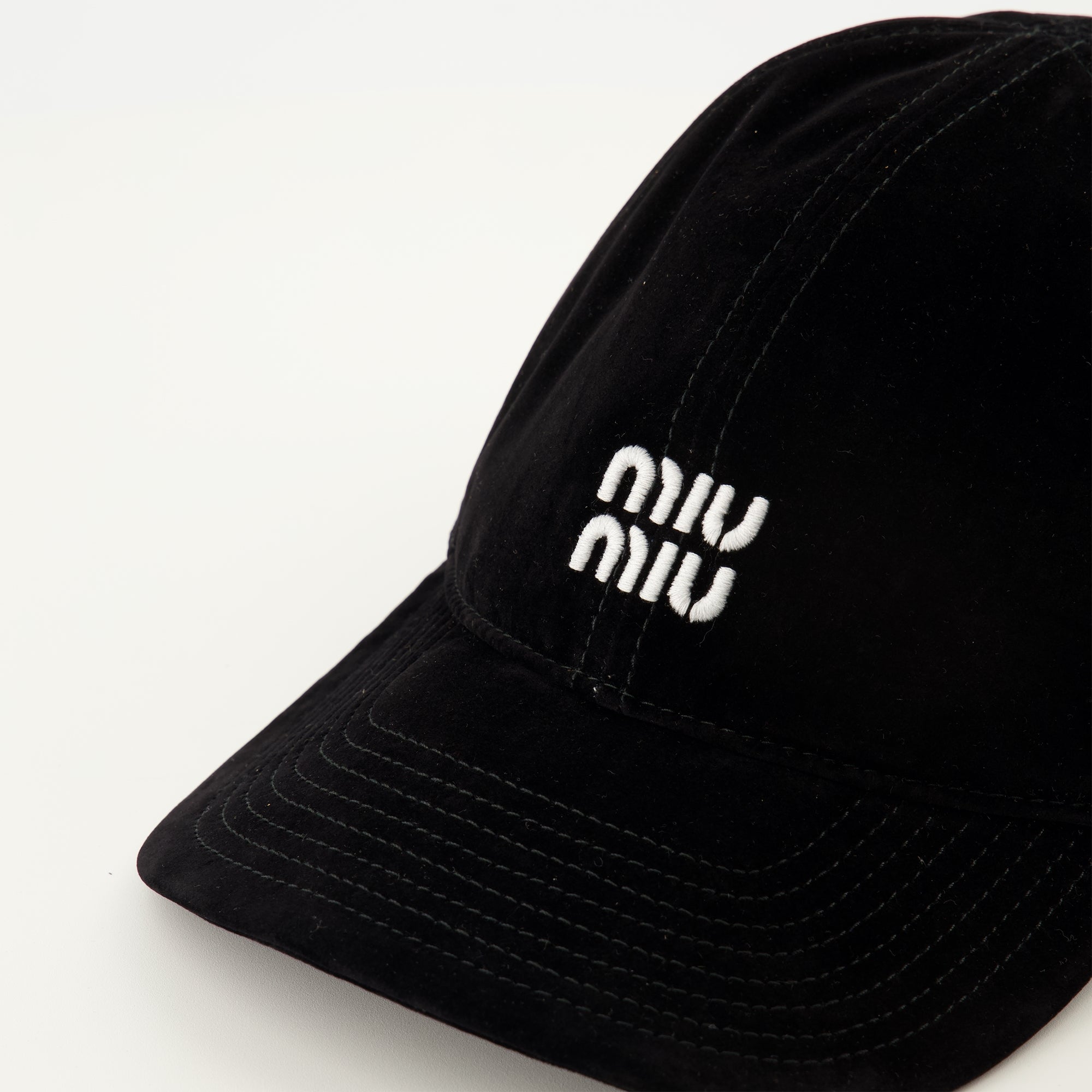 Image de l'article Casquette en velous noir de la marque Miu Miu pour Femme - Saison Printemps-Été 2026 - Vue détaillée_3
