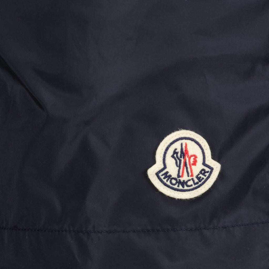 Imagen del bañador azul con logo negro de la marca Moncler para Hombre - Temporada Primavera-Verano 2026 - Vista Detallada 1