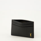 Immagine del portacarte Tiny Cassandre in pelle nera del marchio Saint Laurent per Uomo - Stagione Primavera-Estate 2026 - Vista Dettagliata_2