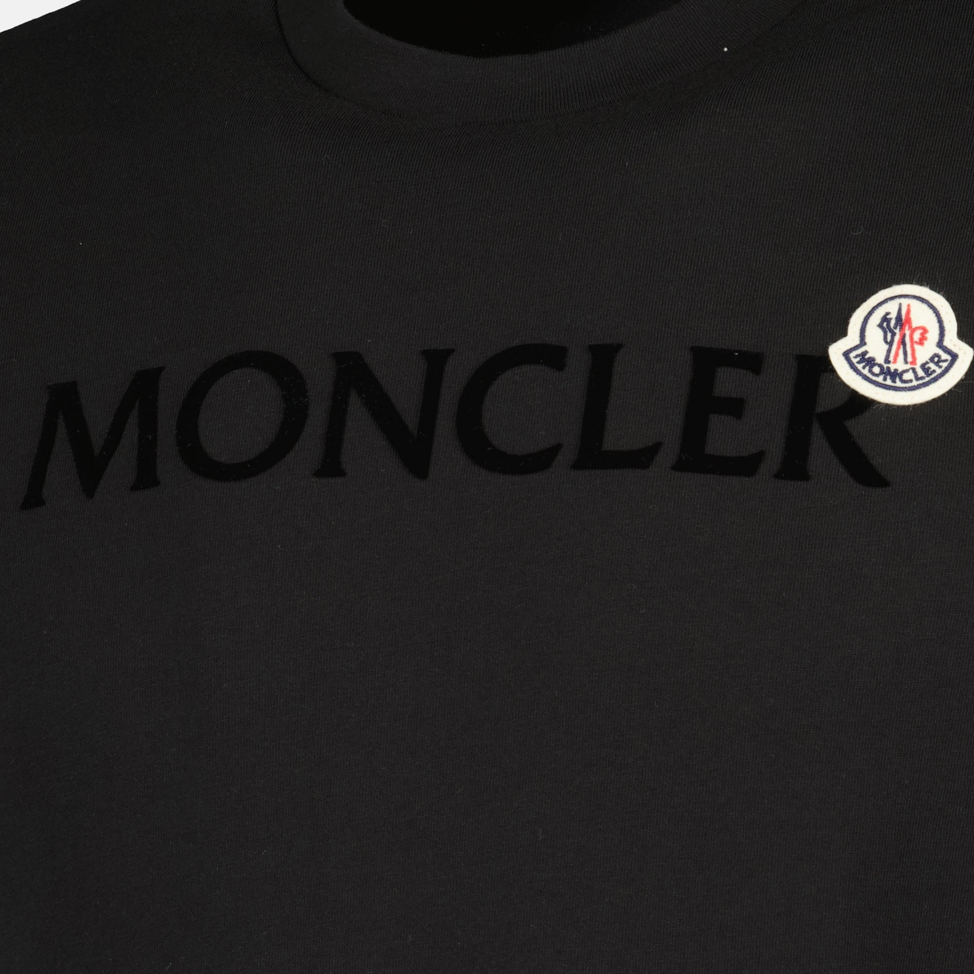 Image de l'article T-shirt à logo floqué noir de la marque Moncler pour Homme - Saison Printemps-Été 2026 - Vue détaillée_2
