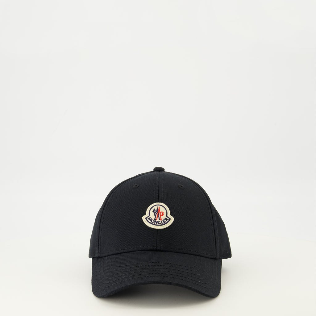 여성을 위한 몽클레르의 검은 로고 모자의 이미지 - 2026년 봄여름 시즌 - 정면 보기