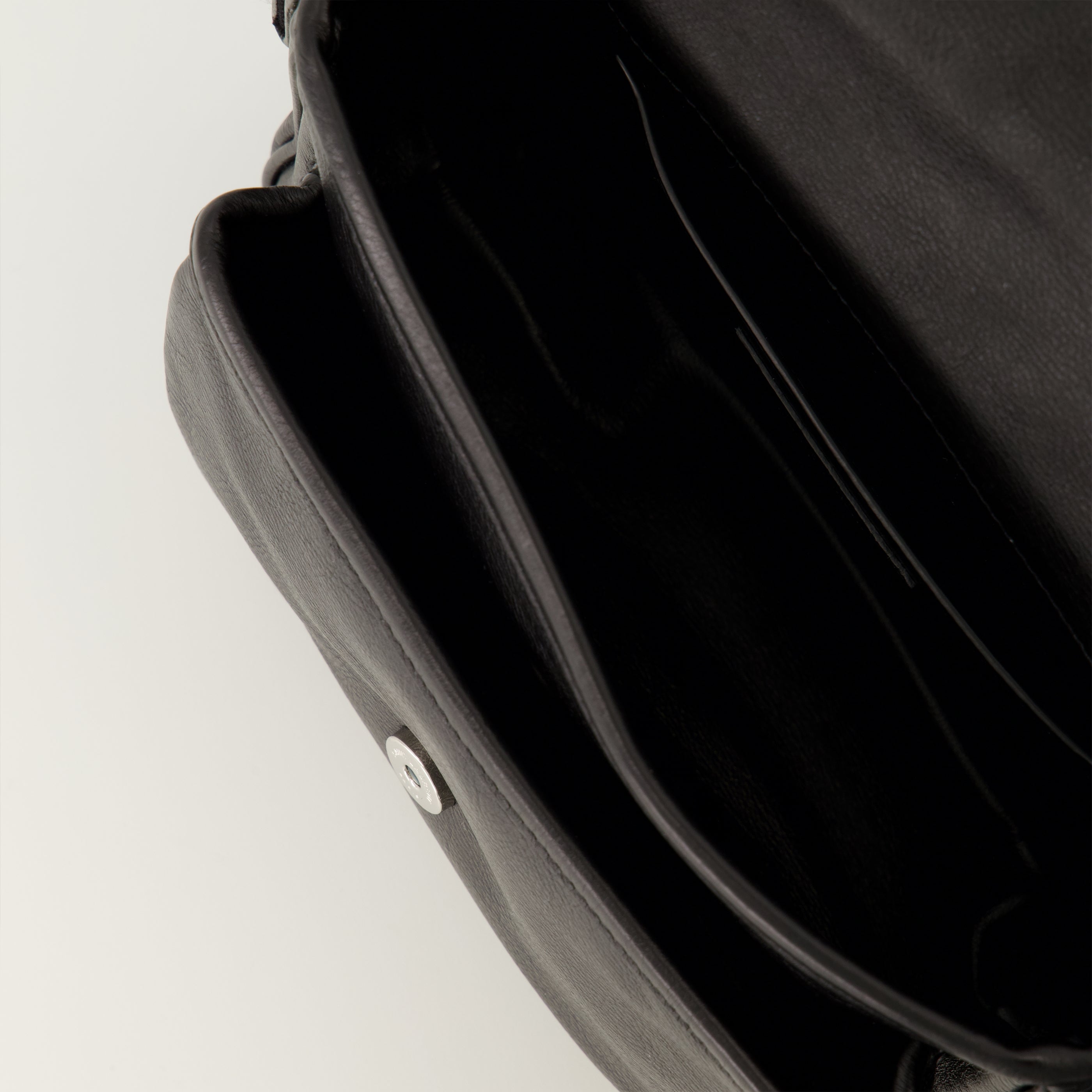 Image de l'article Petit sac Niki en cuir noir de la marque Saint Laurent pour Homme - Saison Printemps-Été 2026 - Vue détaillée_3