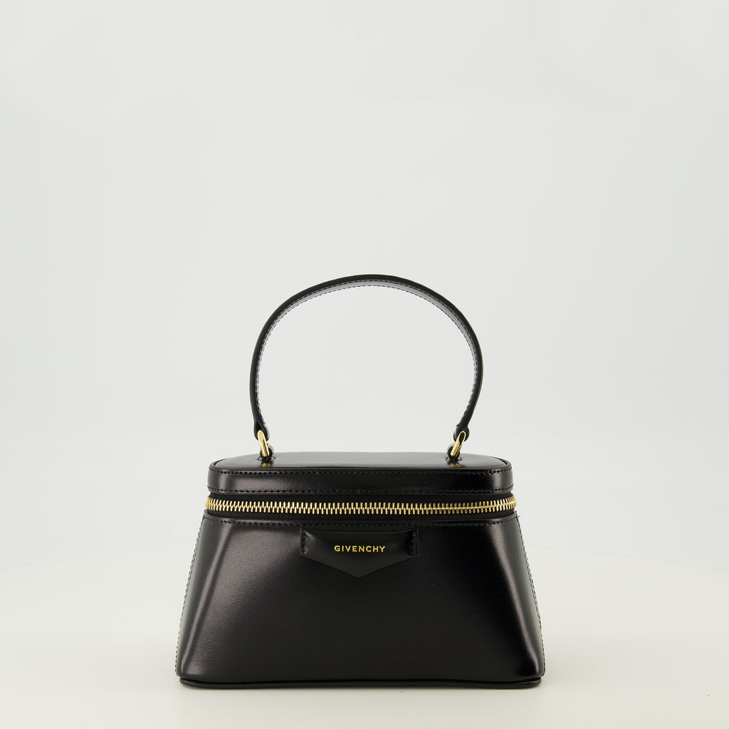 Immagine della borsa Vanity Antigona in pelle nera di Givenchy per donna - Collezione Primavera-Estate 2026 - Vista Frontale