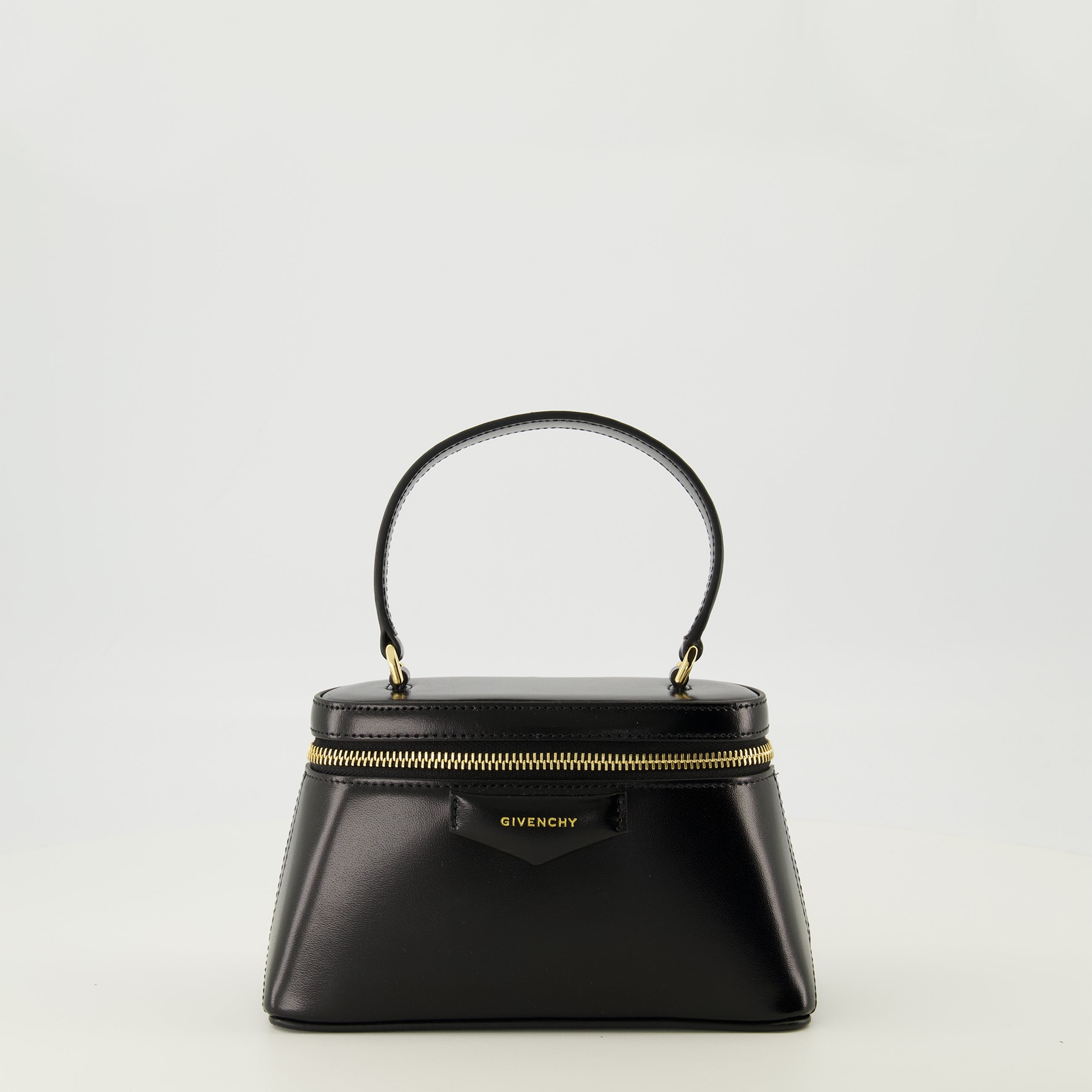 Immagine della borsa Vanity Antigona in pelle nera di Givenchy per donna - Collezione Primavera-Estate 2026 - Vista Frontale