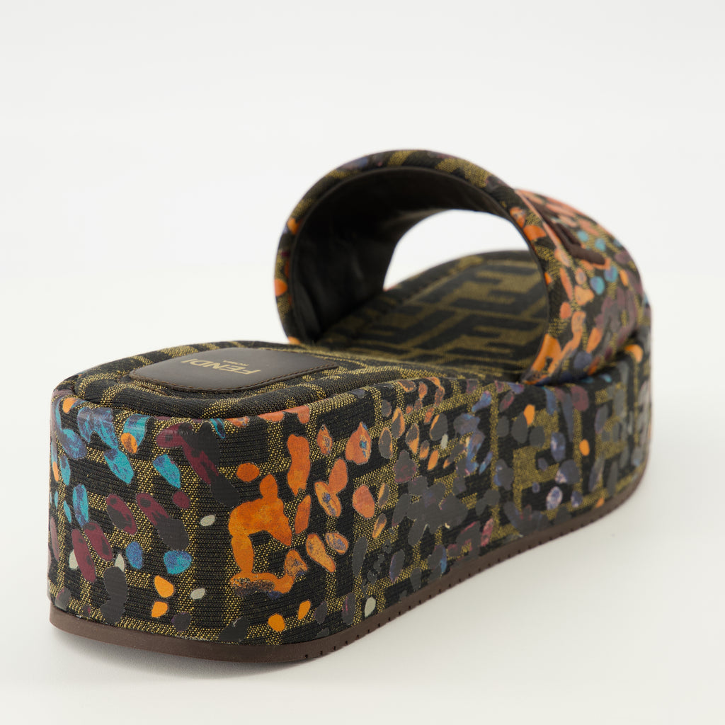 Imagem das mules de salto plataforma com padrão floral FF da Fendi para Mulher - Coleção Primavera-Verão 2026 - Vista Detalhada 3