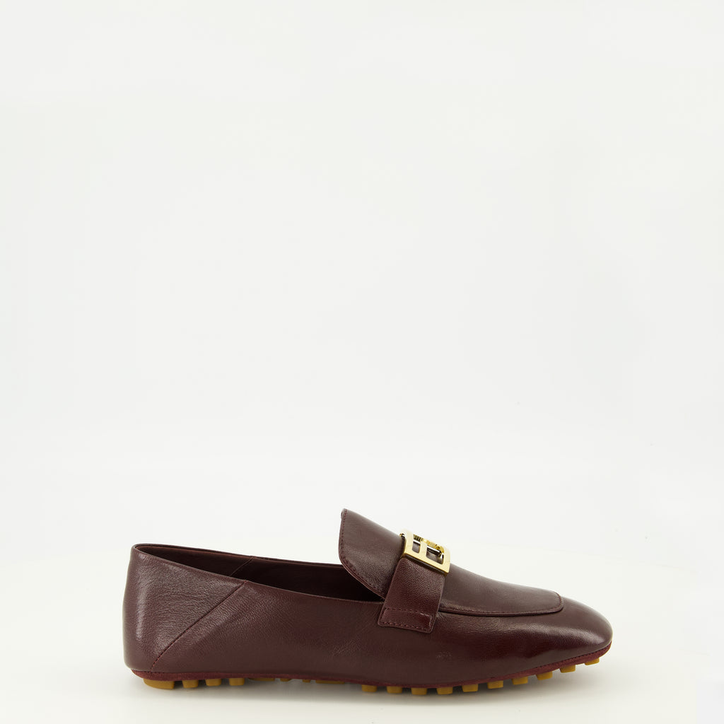 Imagem dos mocassins Baguette em couro nappa bordeaux da marca Fendi para mulher - Temporada Primavera-Verão 2026 - Vista Frontal