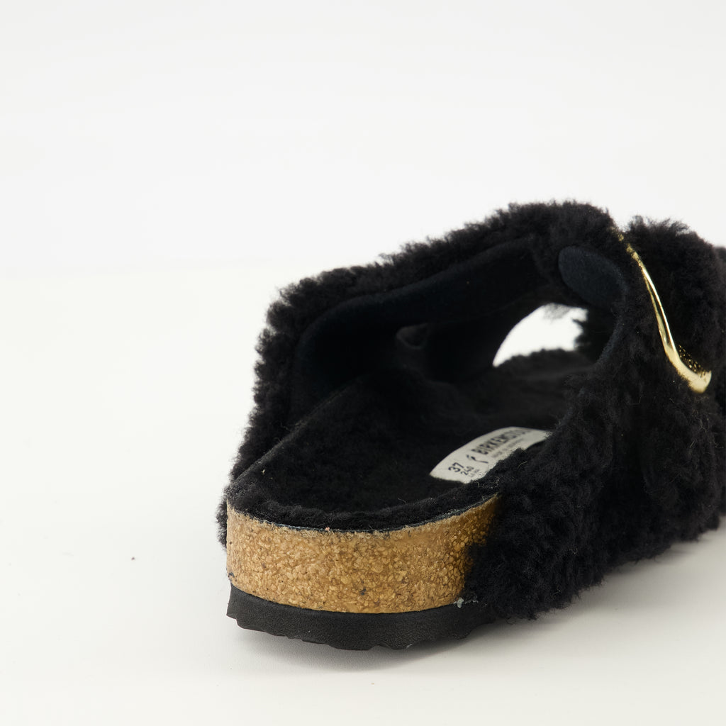 Image de l'article Sandales Arizona en teddy noir de la marque Birkenstock pour Femme - Saison Printemps-Été 2026 - Vue arrière