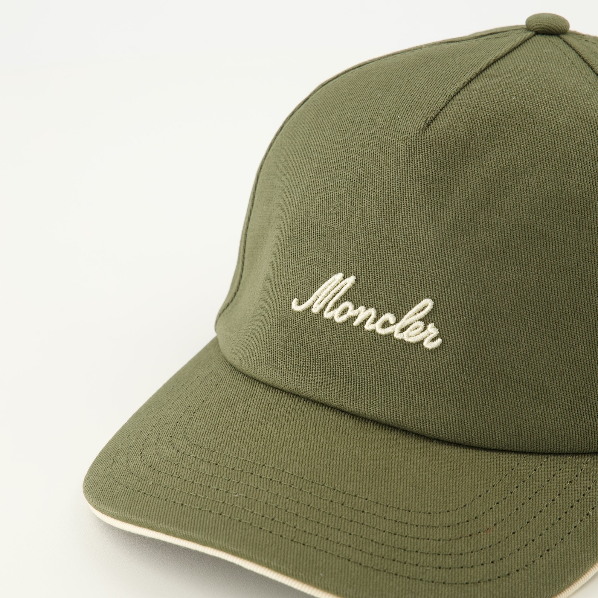 Immagine del cappello khaki con logo del marchio Moncler per Uomo - Collezione Primavera-Estate 2026 - Vista Dettagliata 3