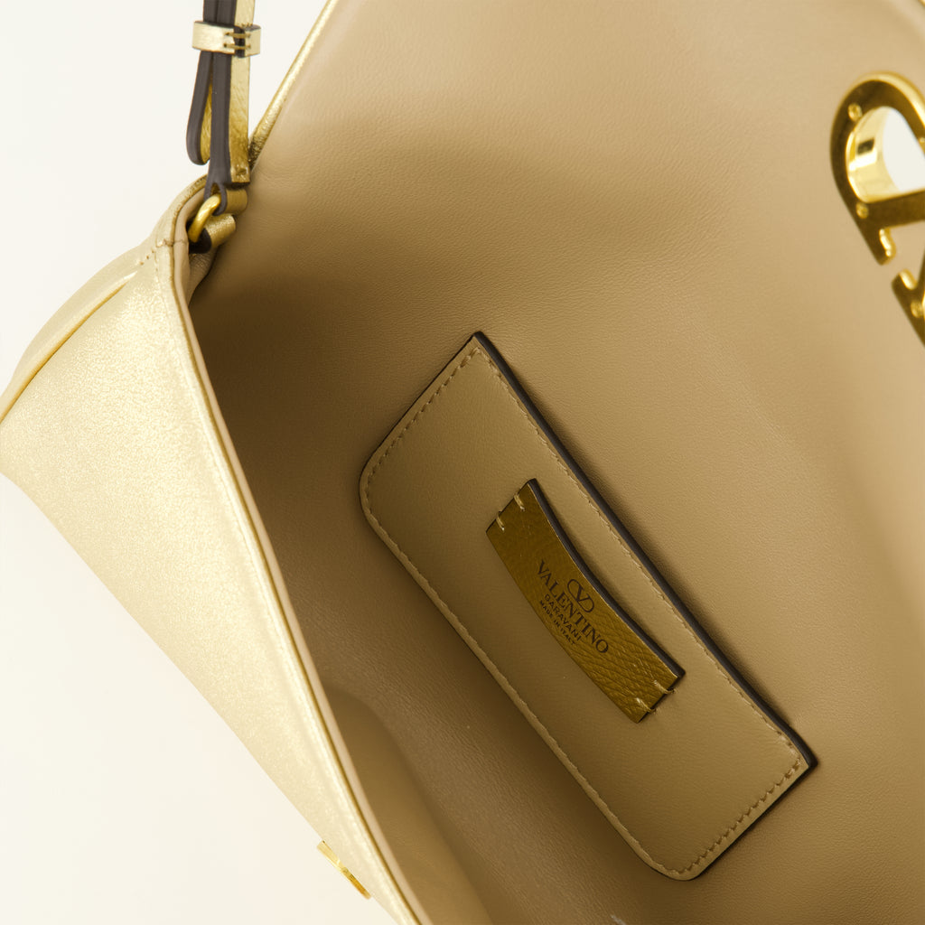 Sacs à main et épaule DeVain Bag aus goldfarbenem Lamé-Nappa-Leder Valentino Garavani Doré Femme