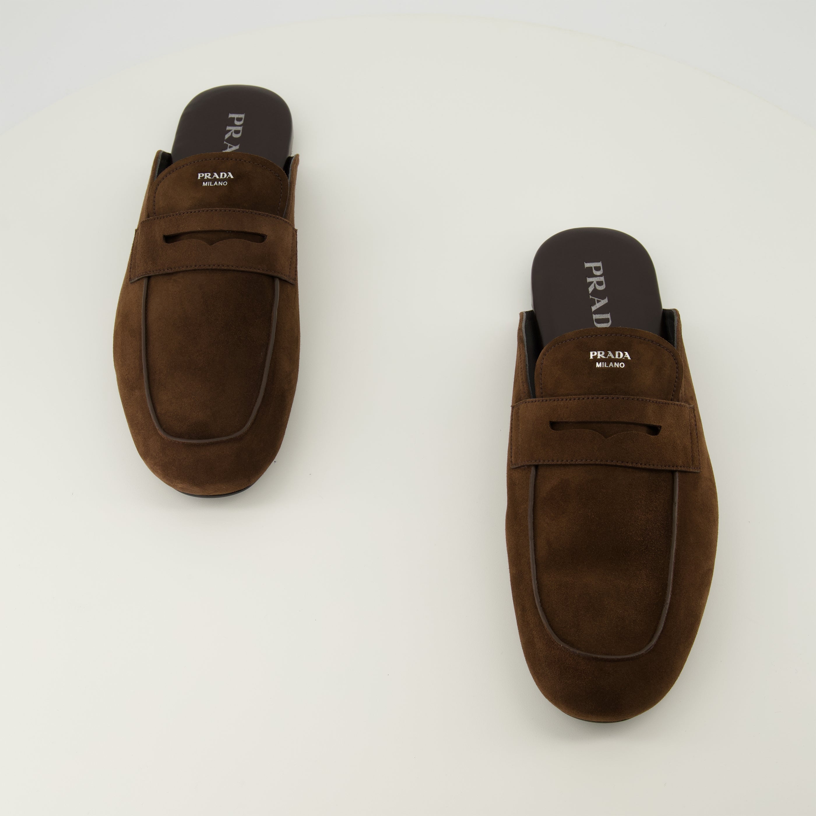 Image de l'article Mules mocassins en cuir suédé marron de la marque Prada pour Homme - Saison Printemps-Été 2026 - Vue de dessus paire de chaussure