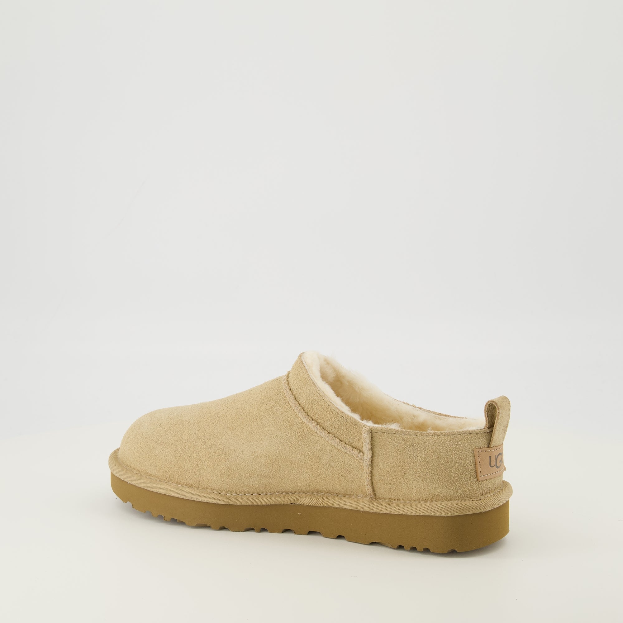 Image de l'article Bottines Classic Micro beige de la marque Ugg pour Femme - Saison Printemps-Été 2026 - Vue trois quarts arrière droite