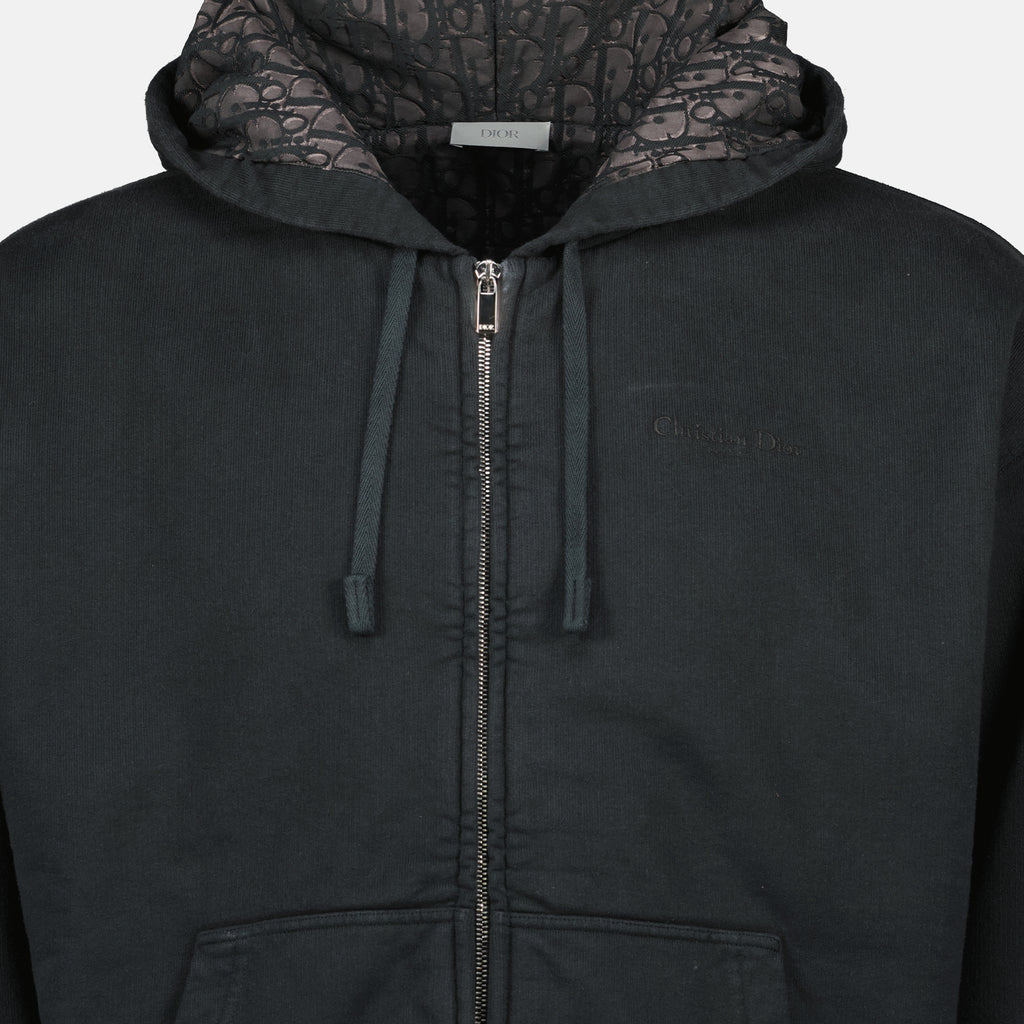 Immagine dell'articolo Giacca nera con cappuccio e zip di Dior per Uomo - Primavera-Estate 2026 - Vista dettagliata_1
