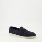 Imagem dos mocassins em camurça azul marinho da Prada para Homem - Temporada Primavera-Verão 2026 - Vista três quartos frontal direita