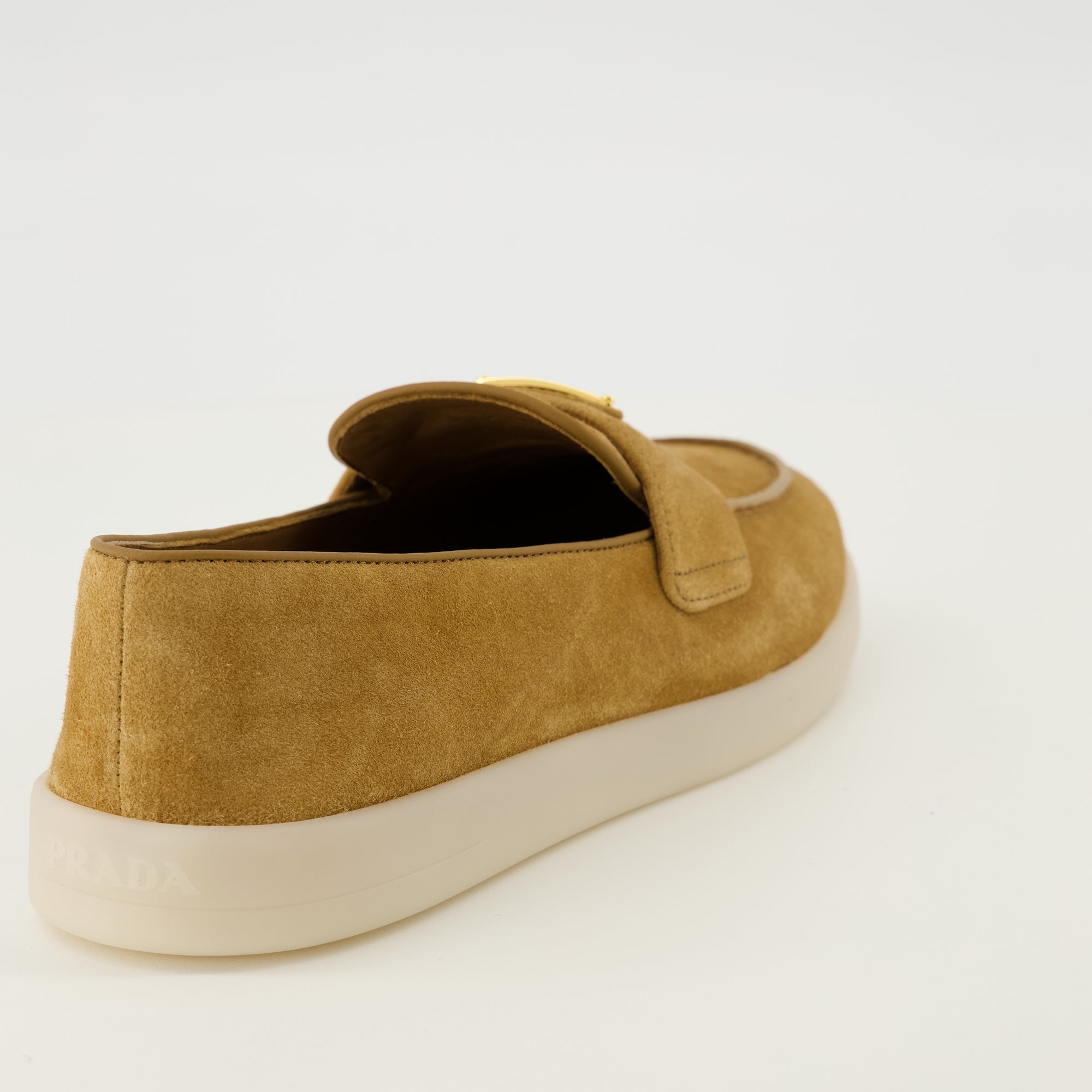 Image de l'article Mocassins en cuir suédé marron de la marque Prada pour Femme - Saison Printemps-Été 2026 - Vue arrière