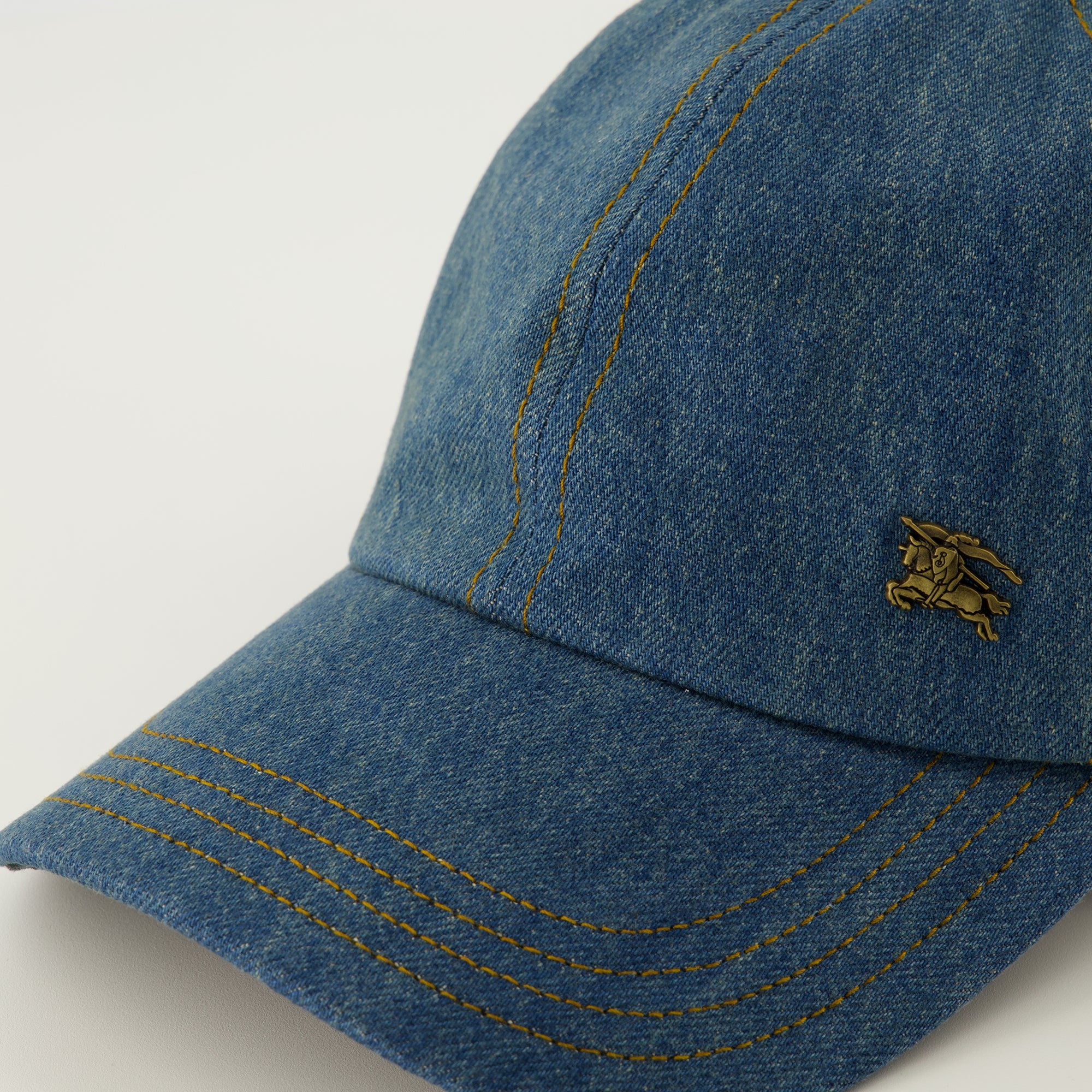 Image de l'article Casquette en denim bleu de la marque Burberry pour Unisex - Saison Printemps-Été 2026 - Vue détaillée_3