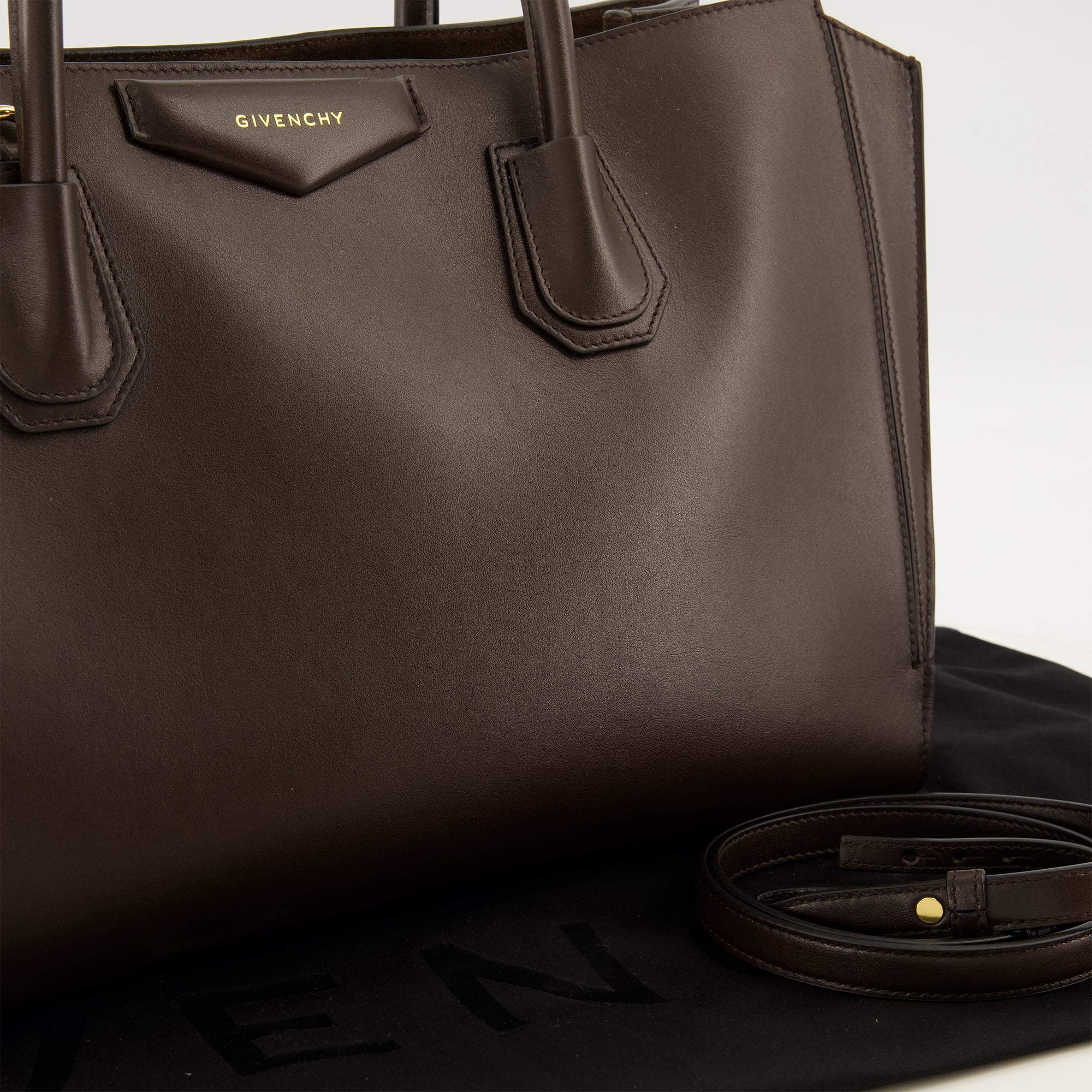 Sacs cabas Borsa Antigona Catchall Media in Pelle Marrone Givenchy Marron Femme