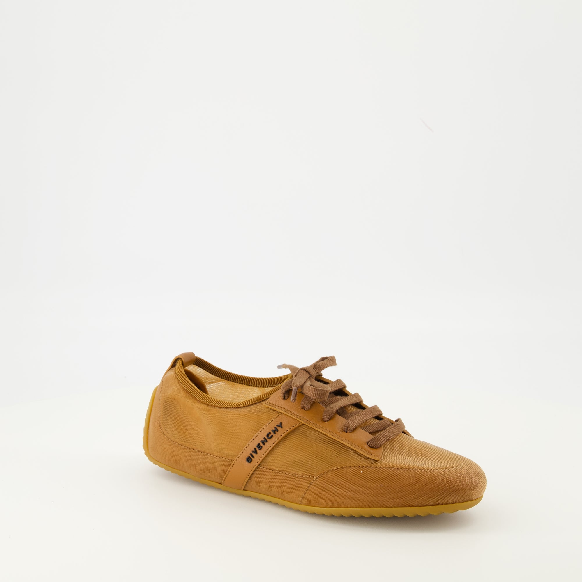 Image de l'article Basket Slim Powder de la marque Givenchy pour Femme - Saison Automne-Hiver 2025 - Vue trois quarts avant droite