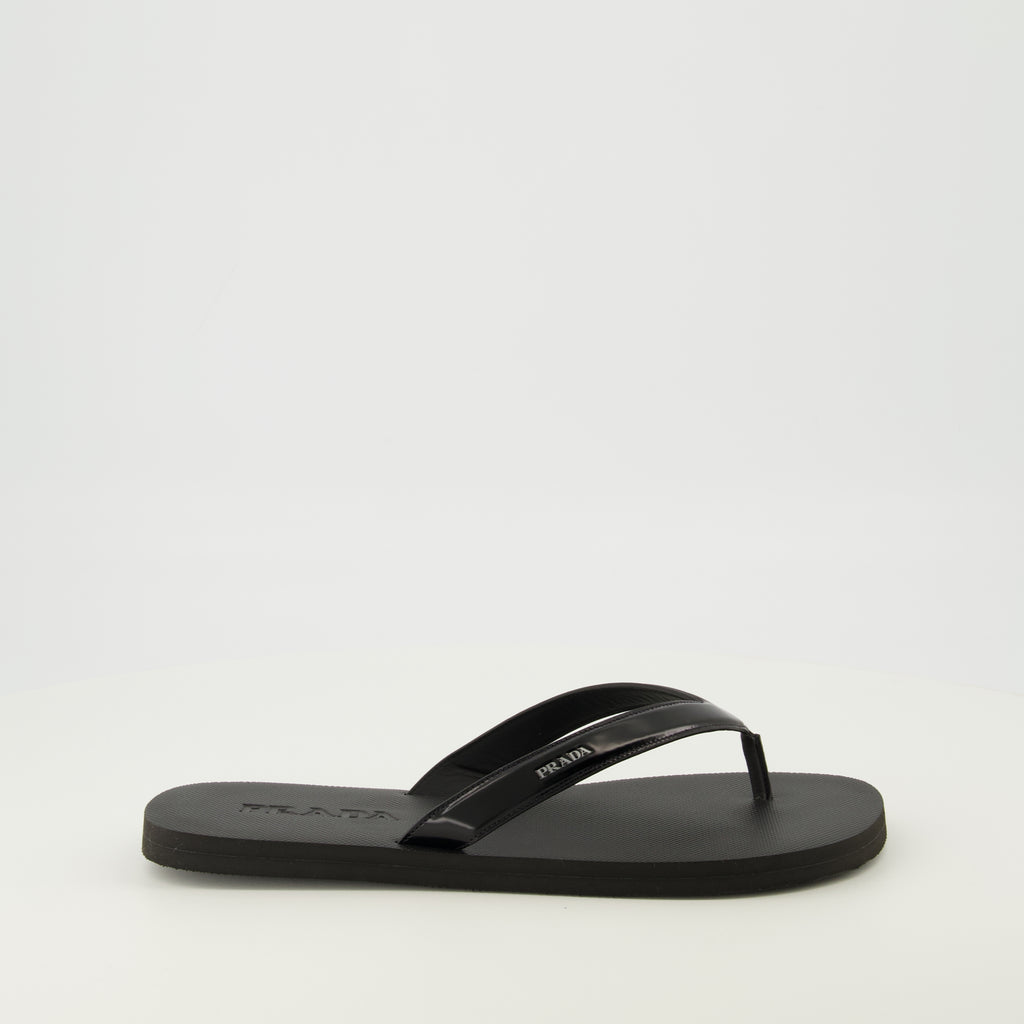 Bild des Artikels Schwarze, gebürstete Lederflip-Flops von Prada für Männer - Frühling-Sommer 2026 - Rechte Seitenansicht