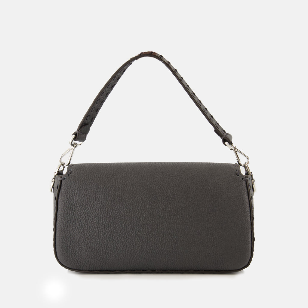 Image de l'article Sac Baguette de la marque Fendi pour Homme - Saison Automne-Hiver 2025 - Vue de Dos