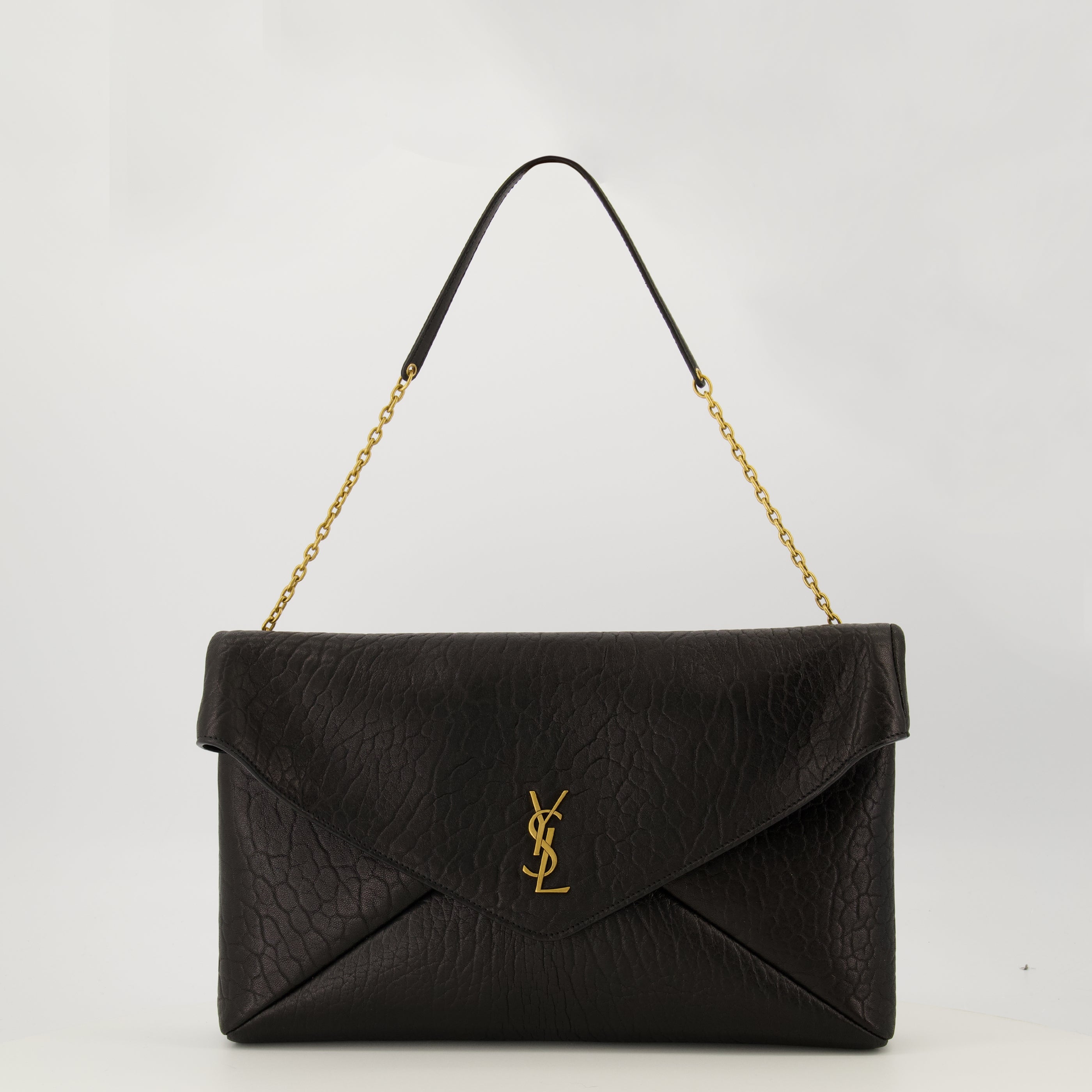 Image de l'article Pochette Cassandre large en cuir noir de la marque Saint Laurent pour Femme - Saison Printemps-Été 2026 - Vue de Face