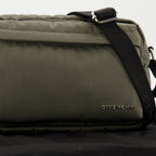 Bild der Essential U khakifarbene Tasche von Givenchy für Herren - Frühling-Sommer 2026 - Detailansicht 2