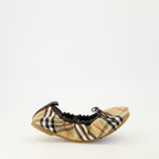 Imagem das Ballerinas Fawn Check bege da marca Burberry para Mulheres - Temporada Primavera-Verão 2026 - Vista lateral direita