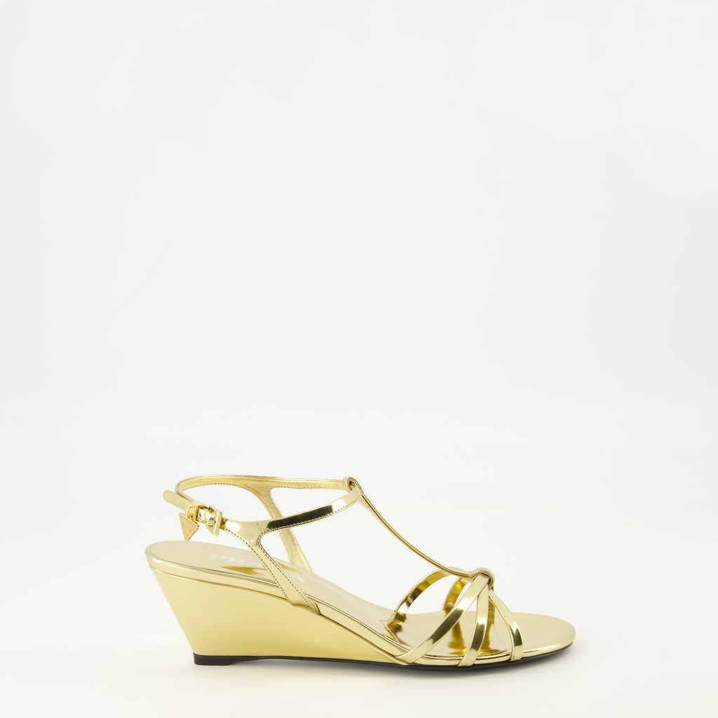 Immagine dell'articolo Sandali con tacco in pelle verniciata dorata del marchio Prada per donna - Stagione Primavera-Estate 2026 - Vista laterale destra